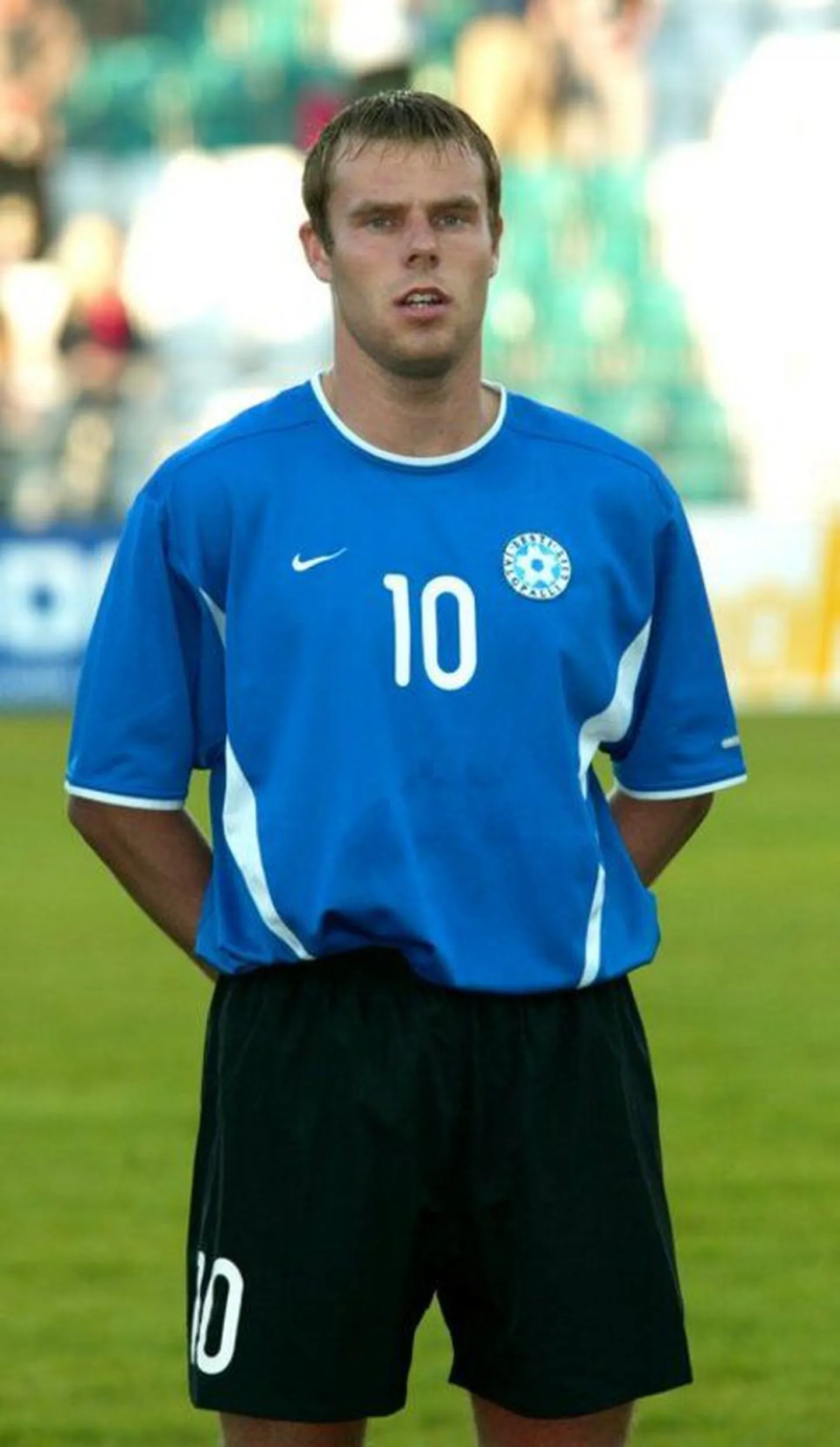 Йоэл Линдпере в футболке сборной Эстонии.