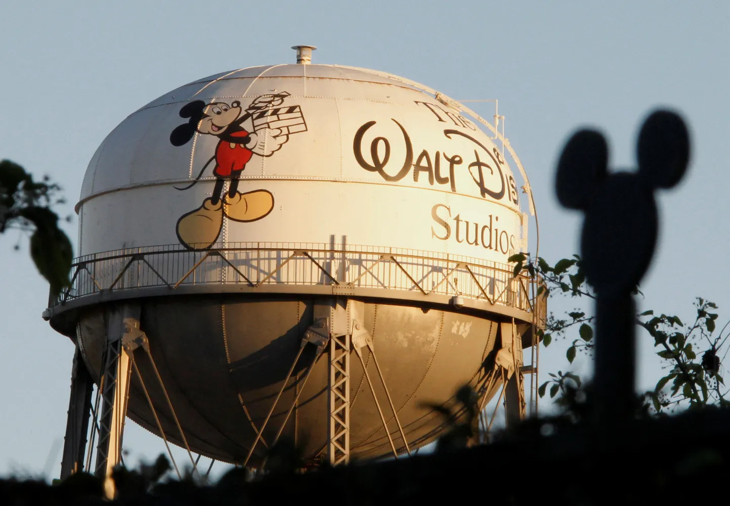 Fotol: Miki Hiire kujutisega Walt Disney Co. veetorn Californias USAs.