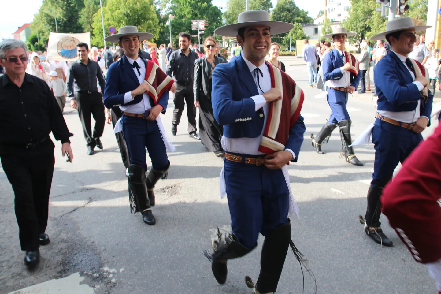 Võru 25. pärimustantsu festivali avaparaad.