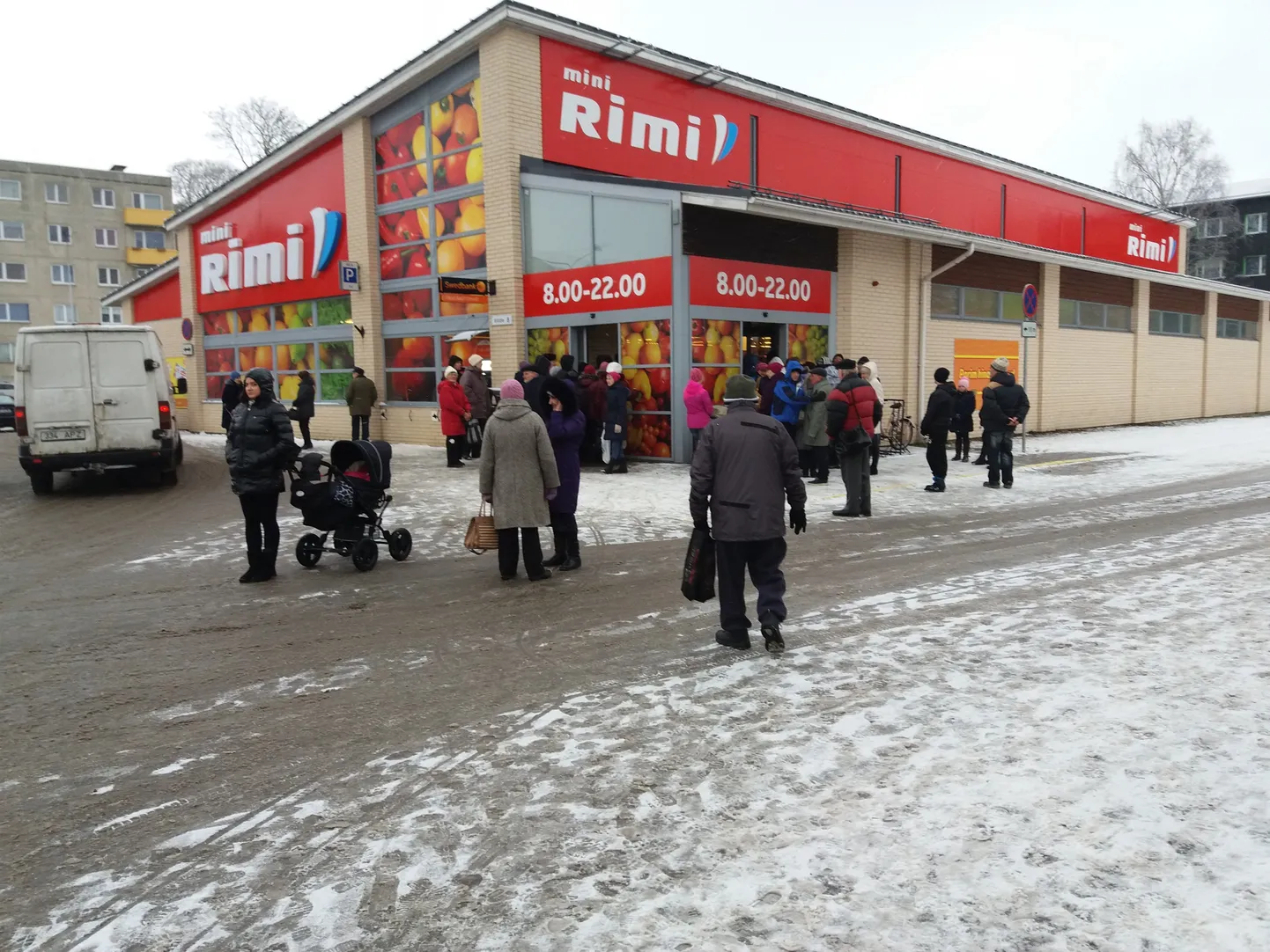 Täna Säästumarketi asemel avatud mini-Rimi kaupluses tuli rahva jaoks ruumist puudus.