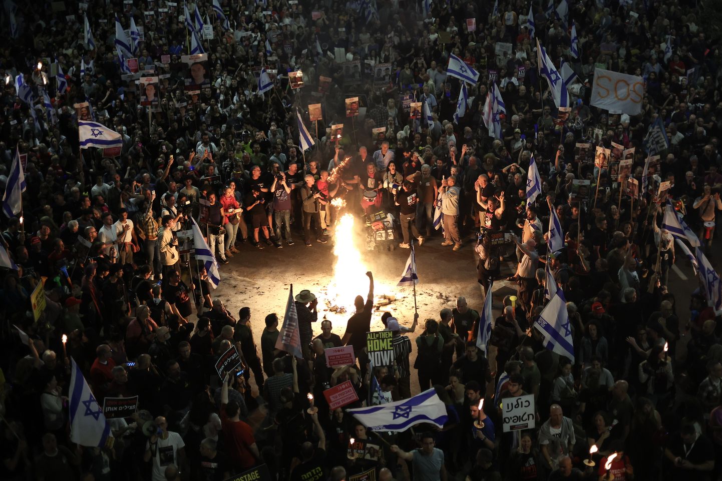 Hamasi pantvangide lähedased ja valitsusvastased protestijad eile peaminister Benjamin Netanyahu vastasel meeleavaldusel Tel Avivis.