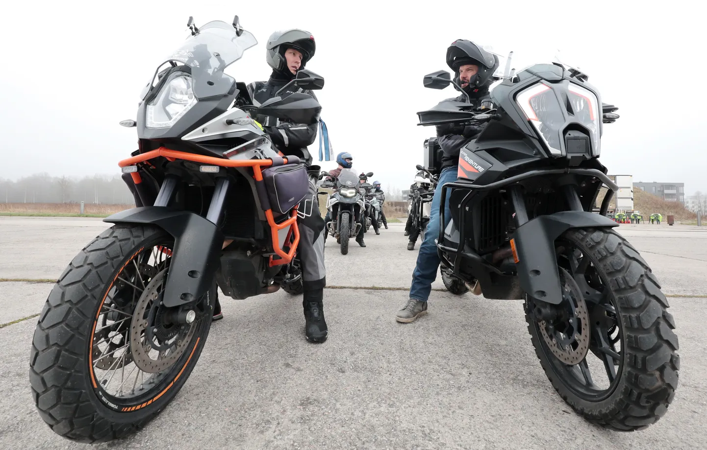 Motohooaja eel käis teiste seas oskusi lihvimas ka näitleja Reimo Sagor (ees paremal).