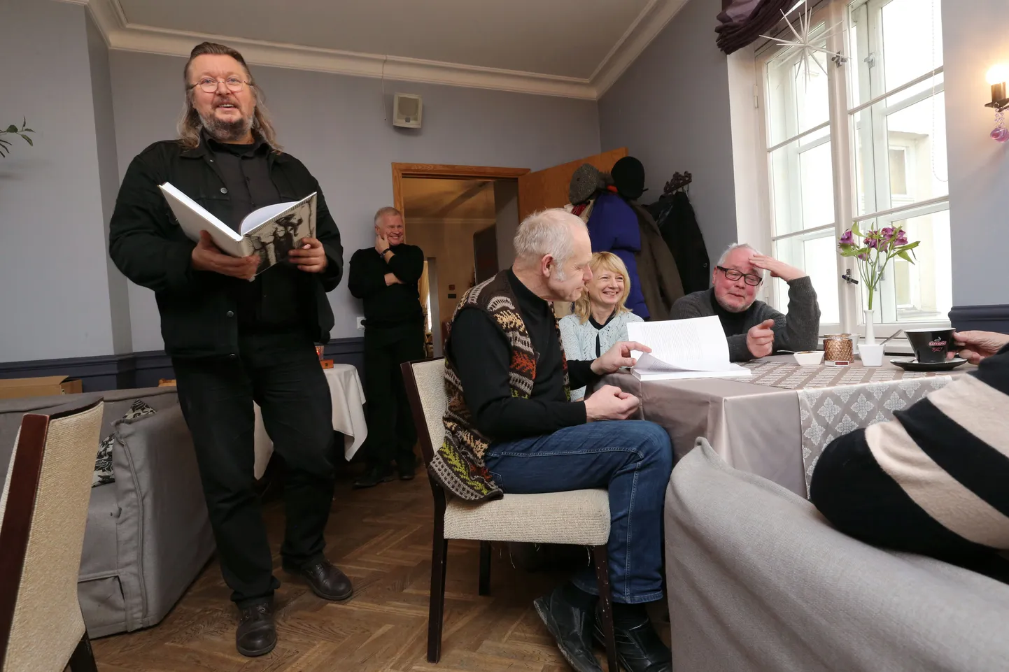 Kunstnik Ilmar Kruusamäe rõõmustab tänasel esitlusel, album "Valdur Ohakas 90. Joonistused ajas" käes.