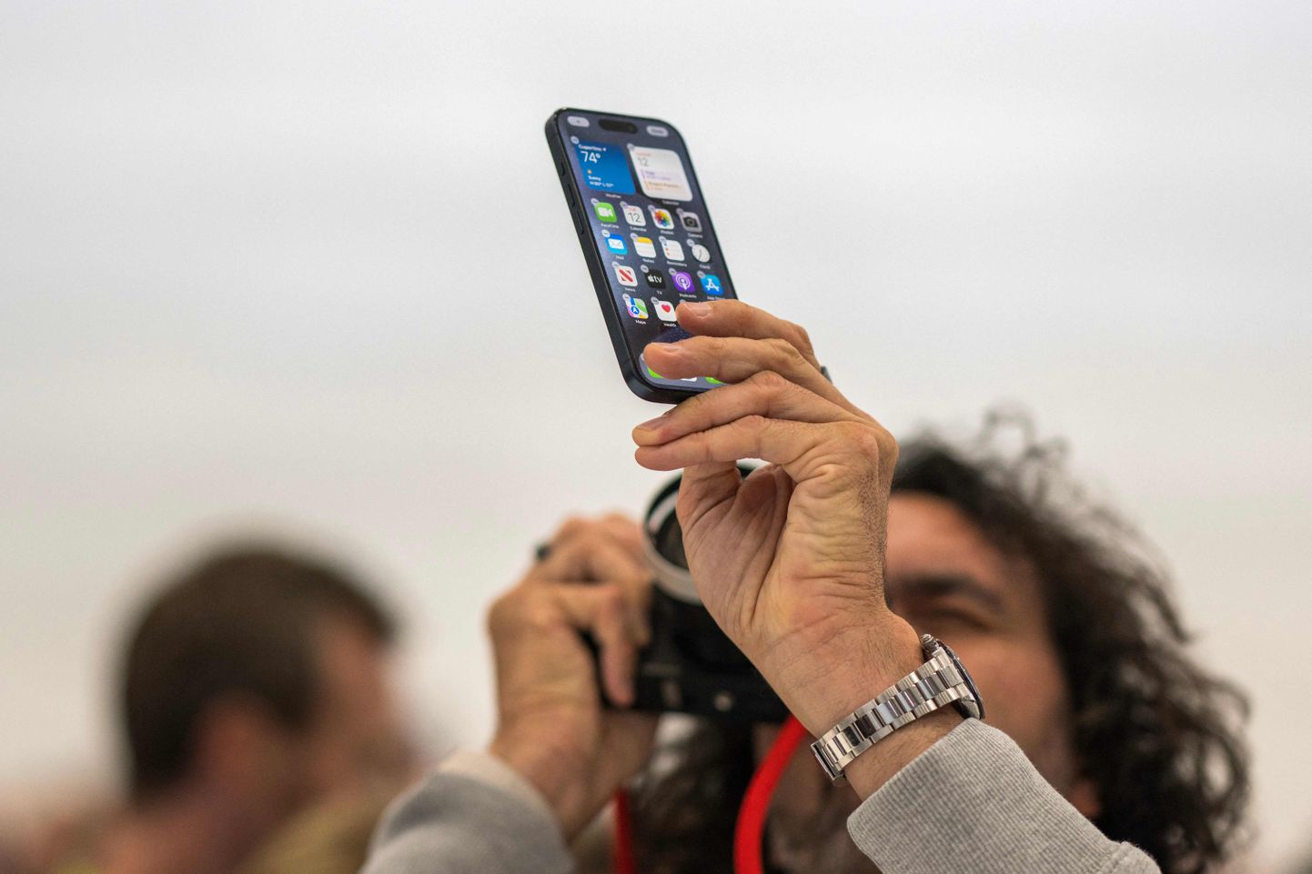 Ajakirjanik pildistab 12. septembril Apple iPhone 15 Pro telefoni.