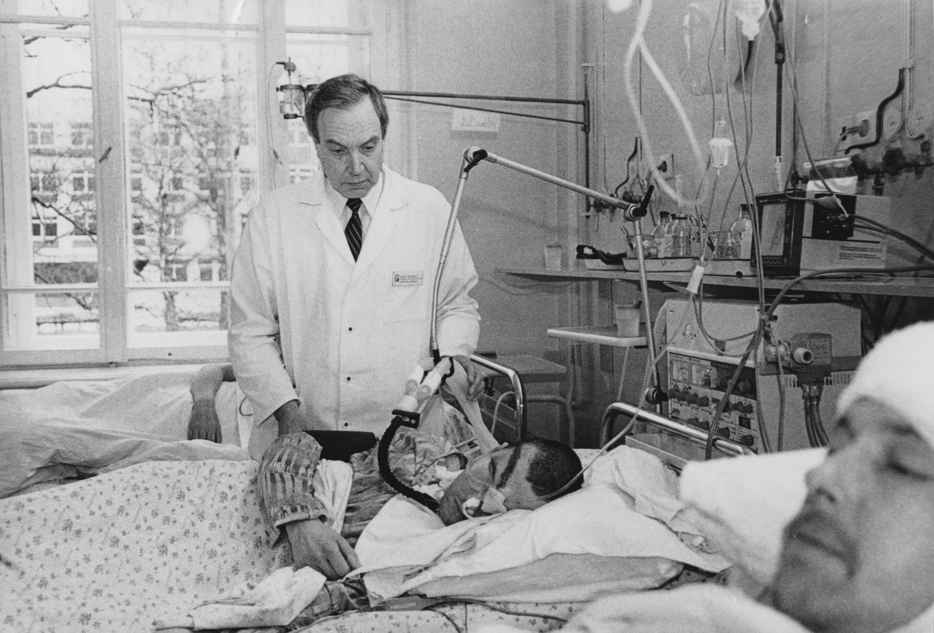 Arhiivifoto 18. aprillist 1994. aastast, mil Väino Sinisalu oli Maarjamõisas neurokirurgia osakonna juhataja.