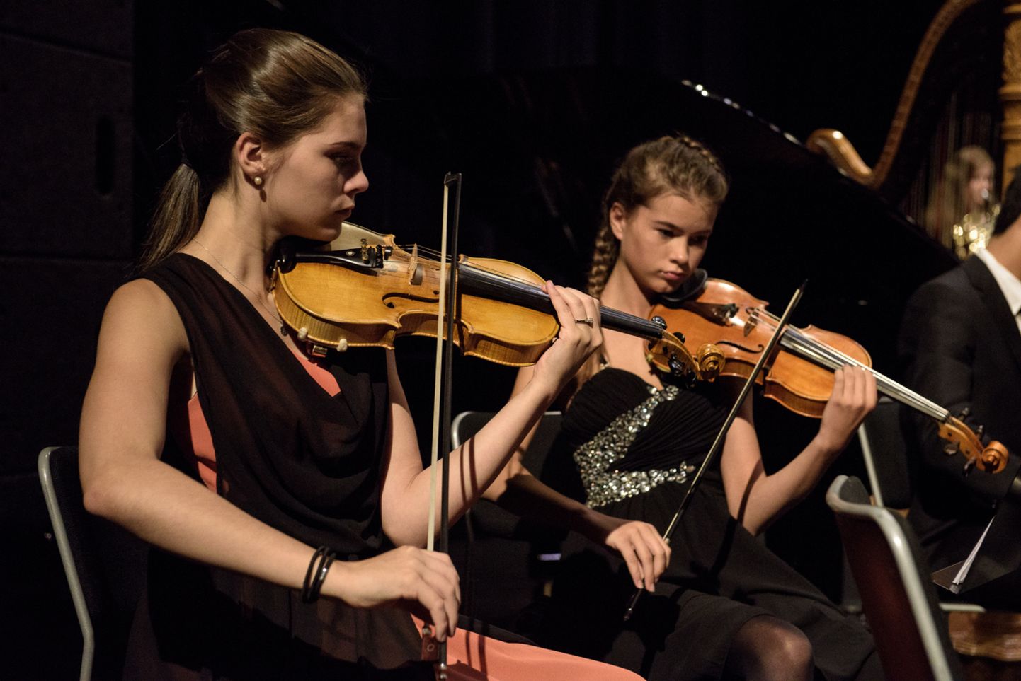 Норвежский молодежный симфонический оркестр NUSO. Слева - первая скрипка Антуанетт Хенриксен.