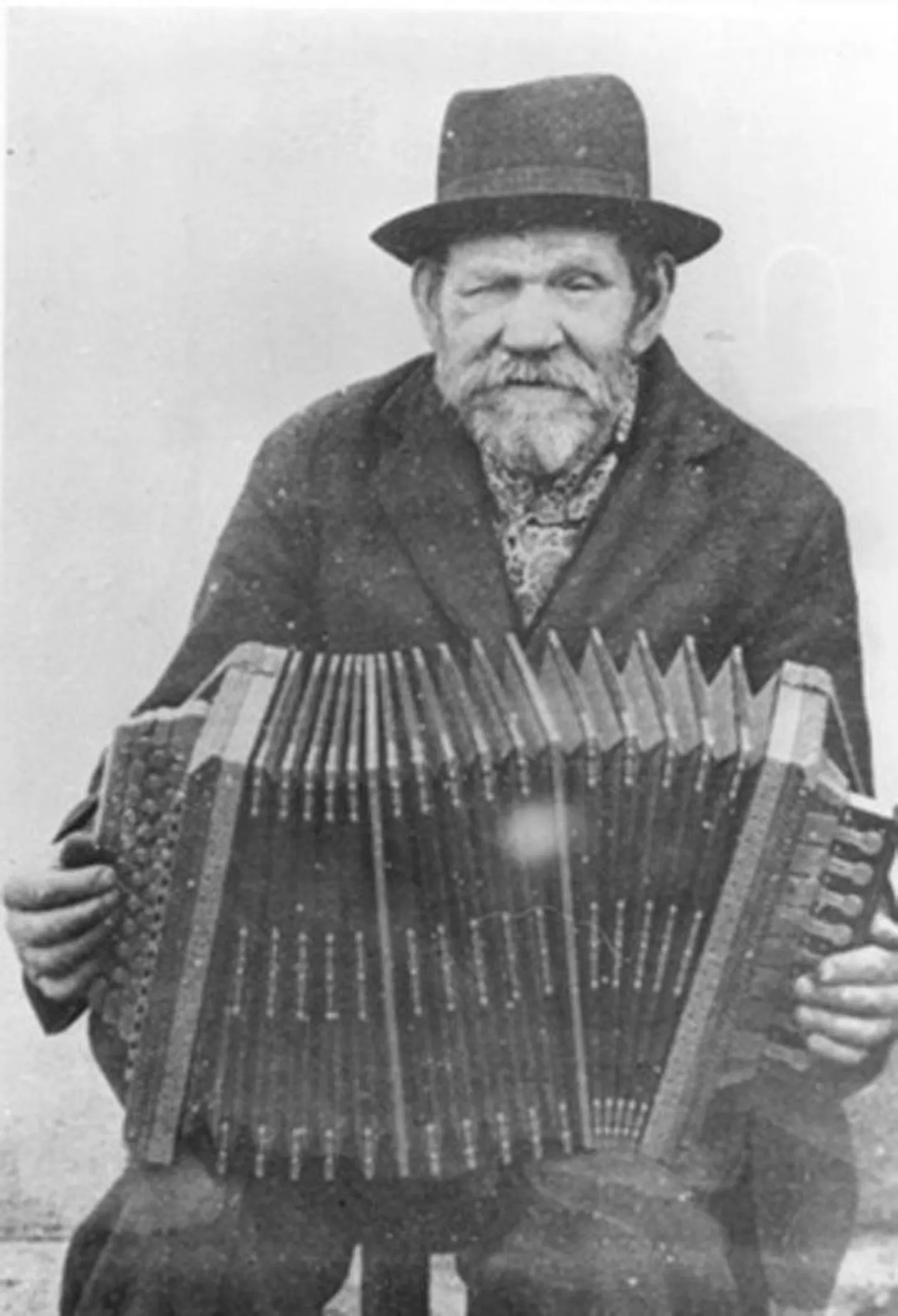 Lõõtsameister August Teppo.