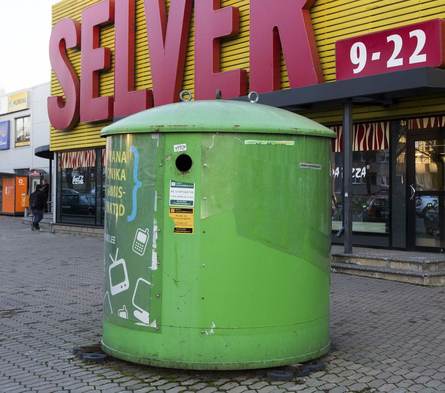 See pakendikonteiner seisab Männimäe Selveri ees. Viljandi teine samasugune konteiner on Tallinna tänava Maxima parklas.