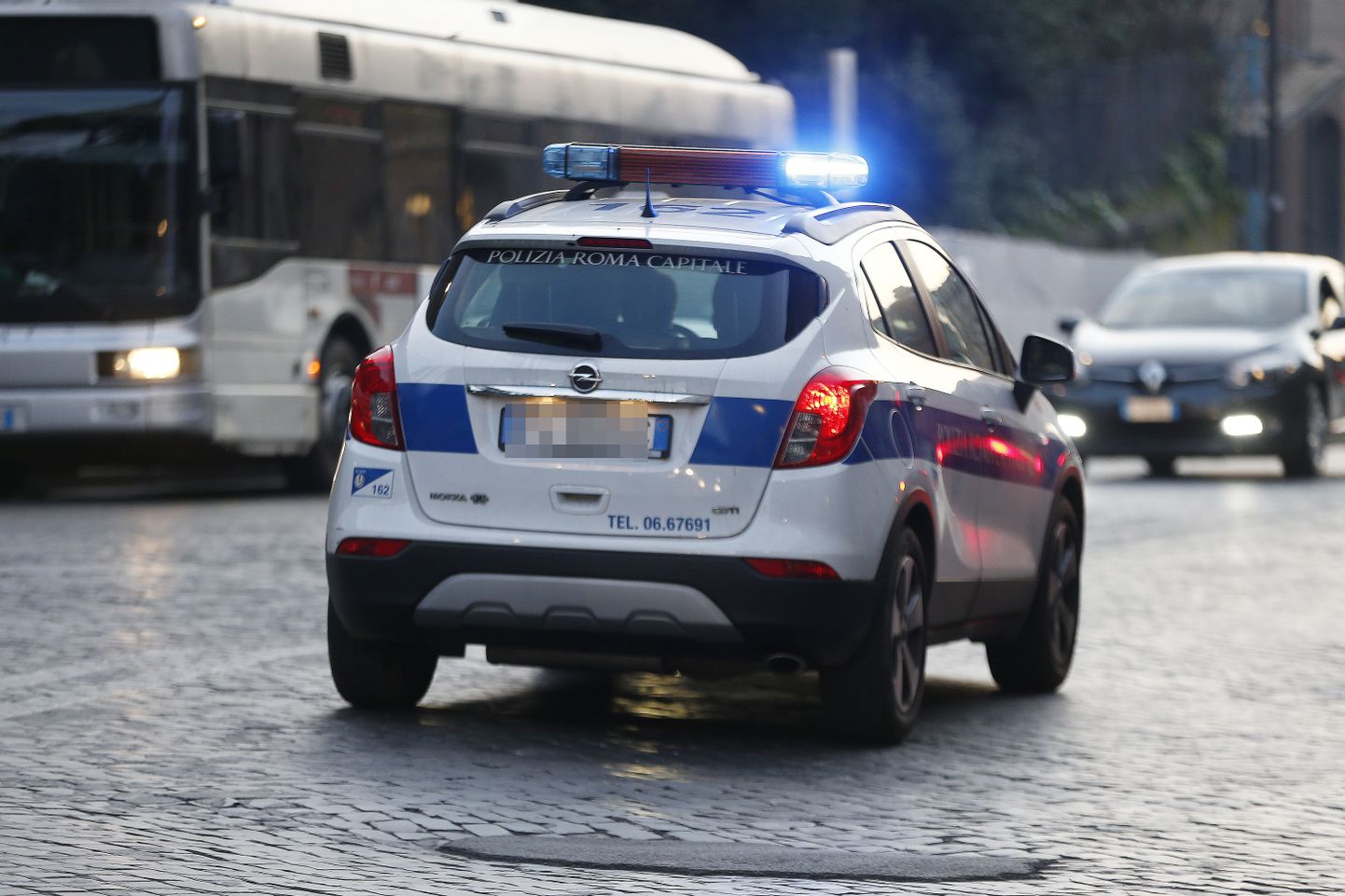 Politseiauto Roomas. Foto pole seotud kõnealuse juhtumiga.