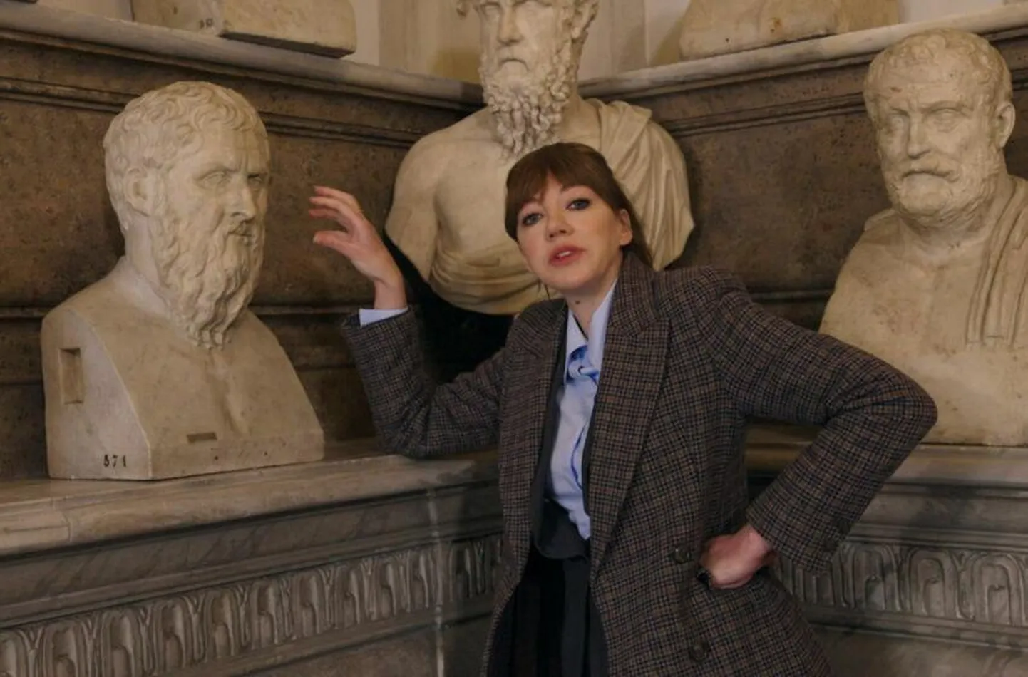 Philomena Cunk (Diane Morgan) tutvustamas vaatajatele koledaid filosoofe, kelle peas ei toimu enam mitte midagi.