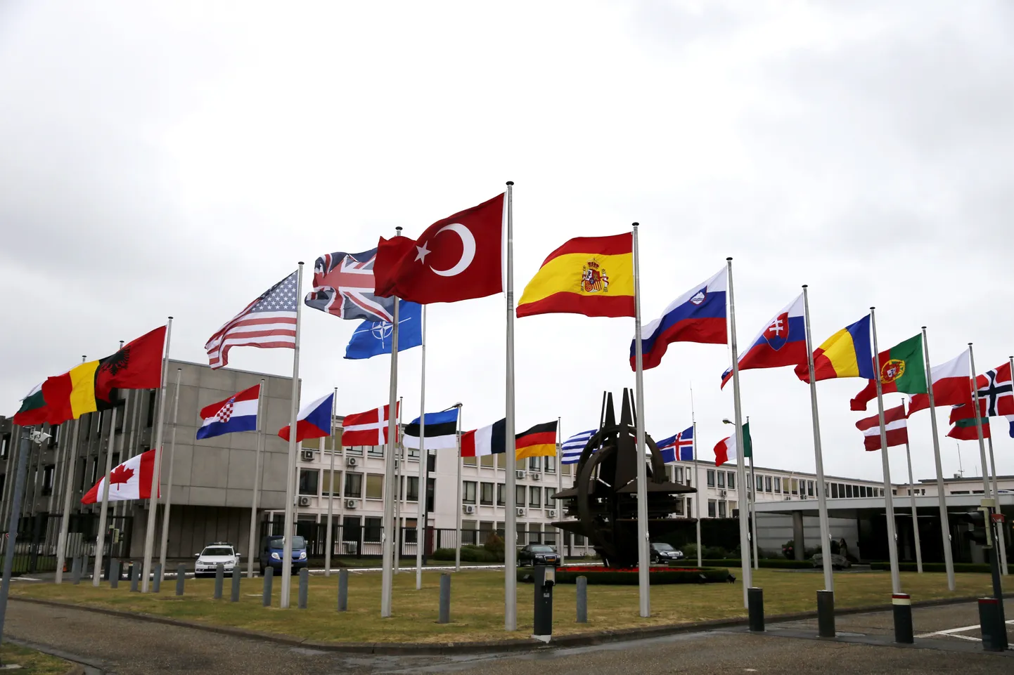 Liitlasriikide lipud NATO peakorteri ees Brüsselis.
