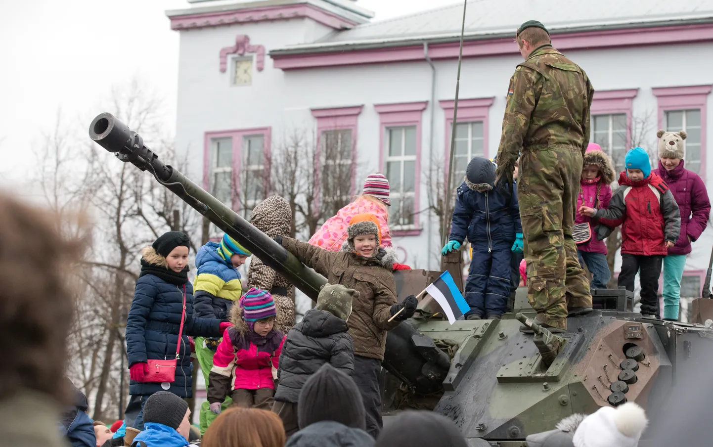 Дети на военной технике после парада в Нарве в 2015 году.