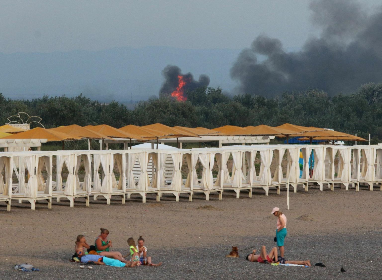 Inimesed Novofedorivka rannas ajal, mil Sakõ lennubaasis toimus plahvatus.