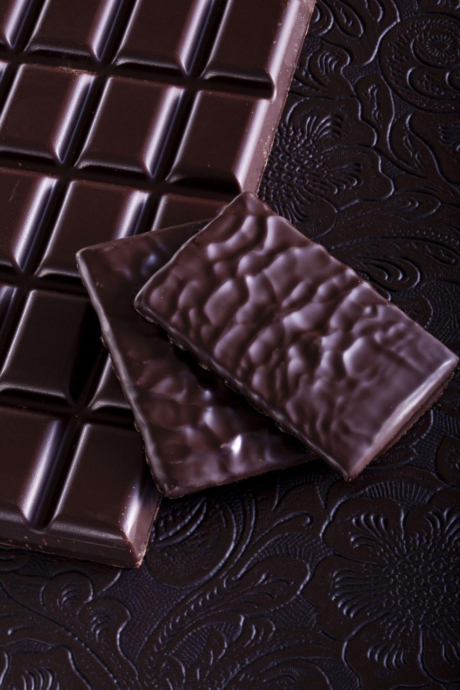Tume šokolaad: peale heaoluhormoonide saad tumedast šokolaadist ka aintioksüdante.