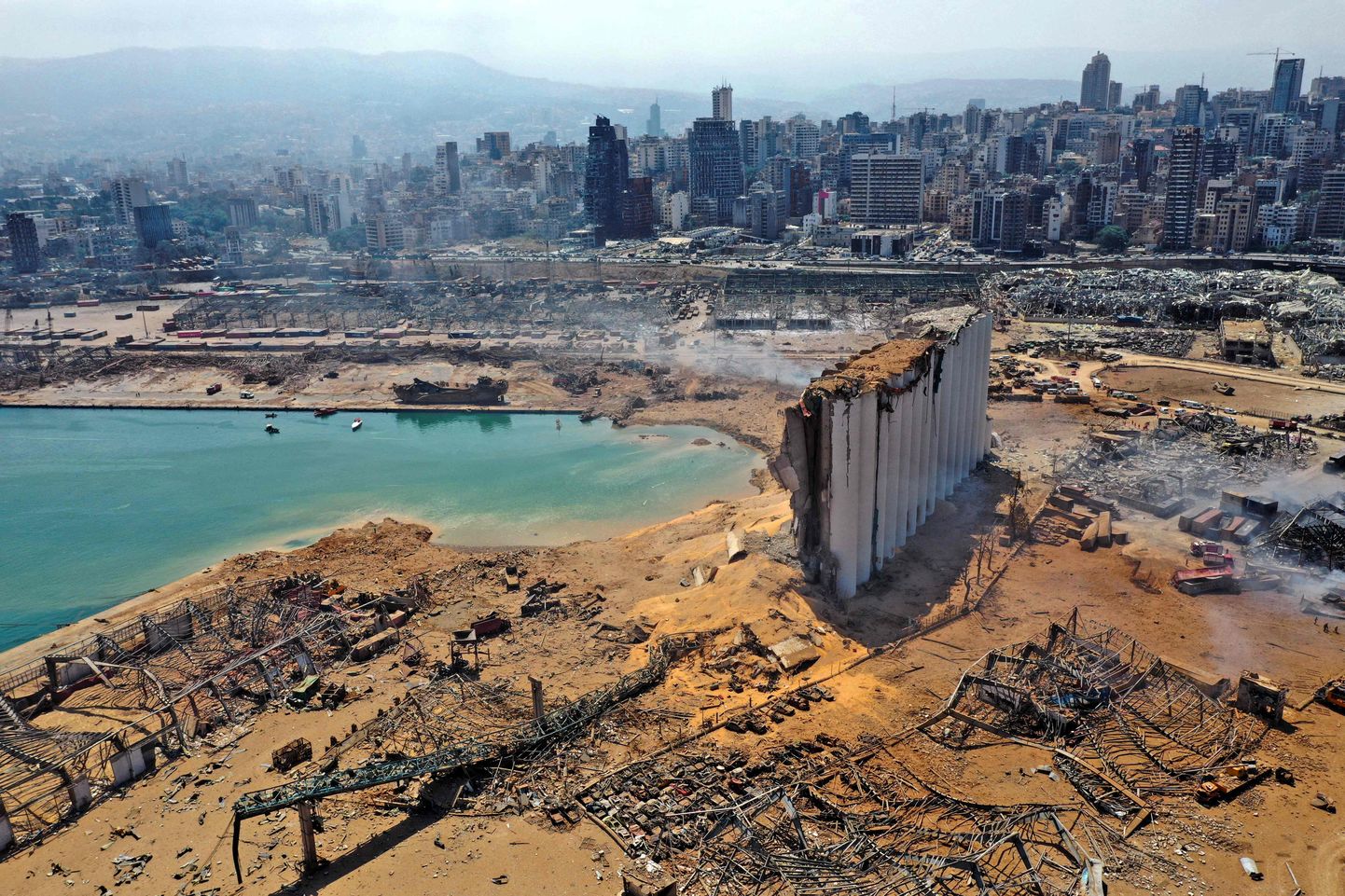Hävitustöö Beiruti sadamas.