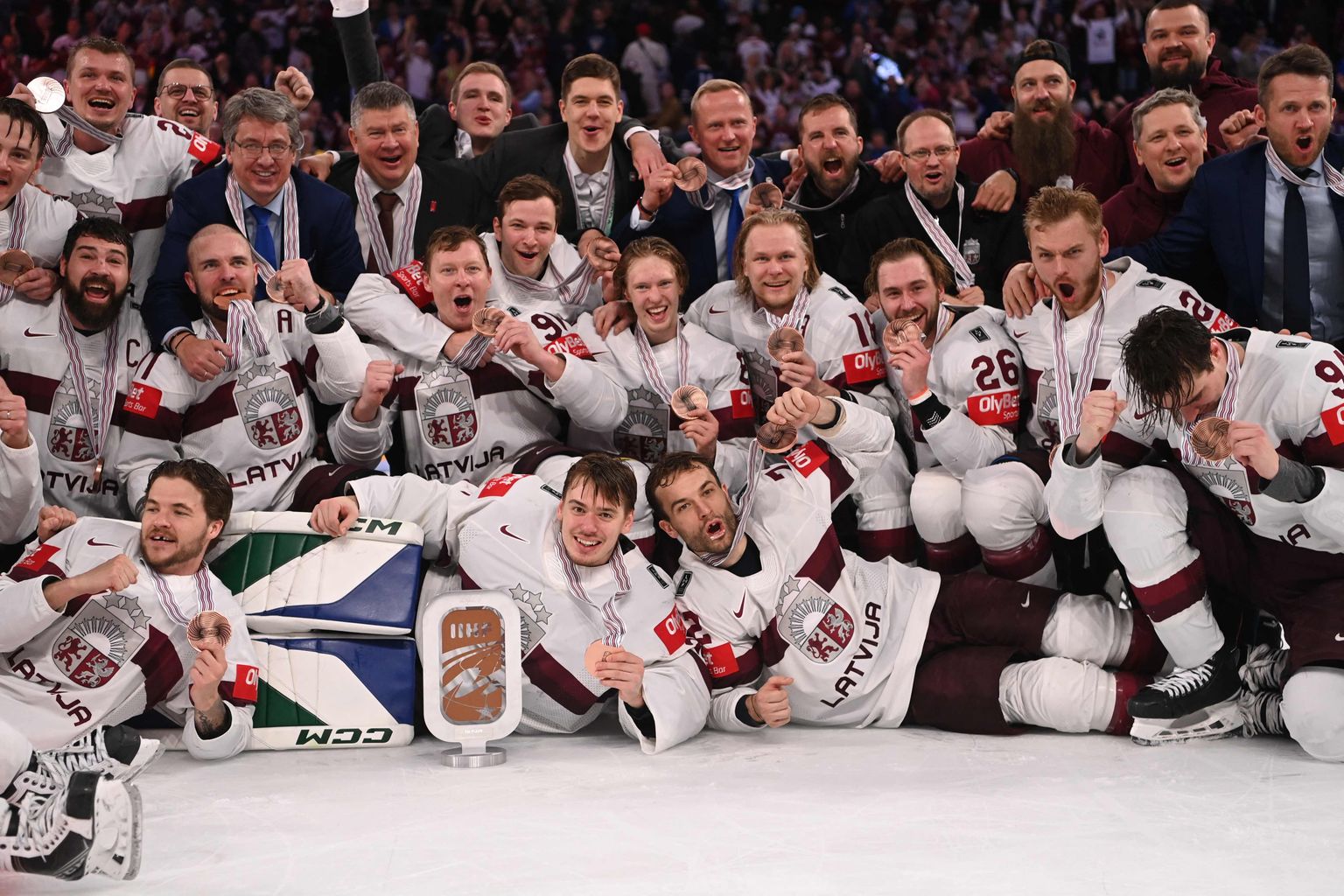 Läti hokikoondis tähistamas ajaloolist pronksi.