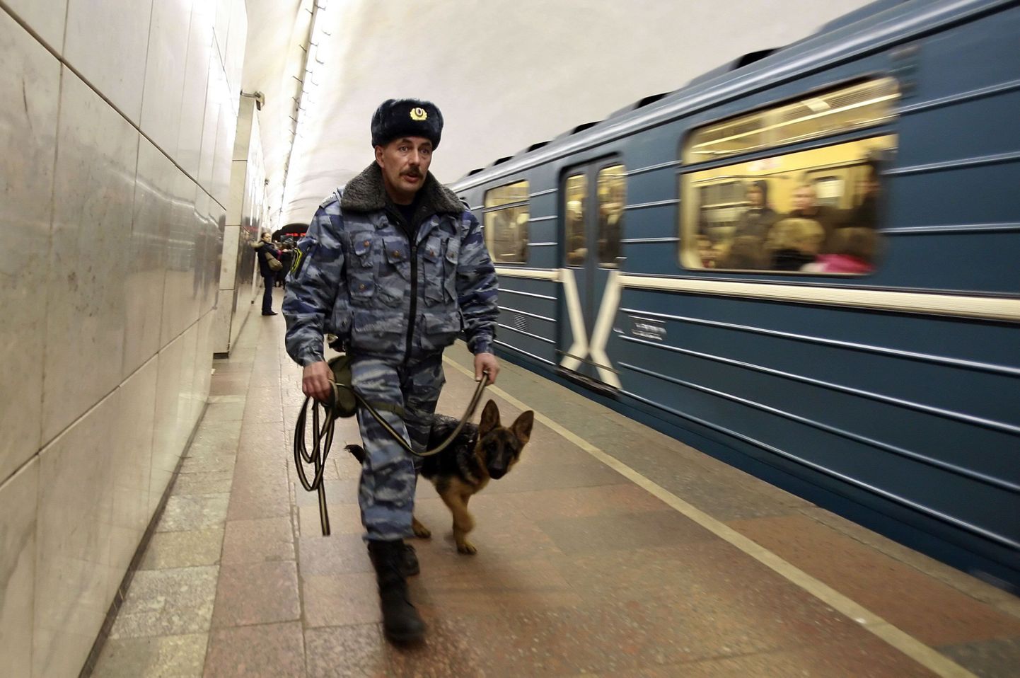 Vene miilitsatöötaja pommikoeraga Moskva Lubjanka metroojaamas.