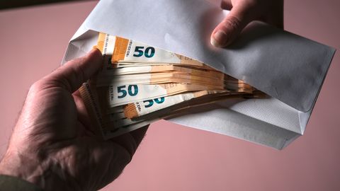 LŪSIS KOMENTĒ ⟩ Viss kārtībā – varēsim turpināt brīvi lādēt iekšā bankomātos aplokšņu algas