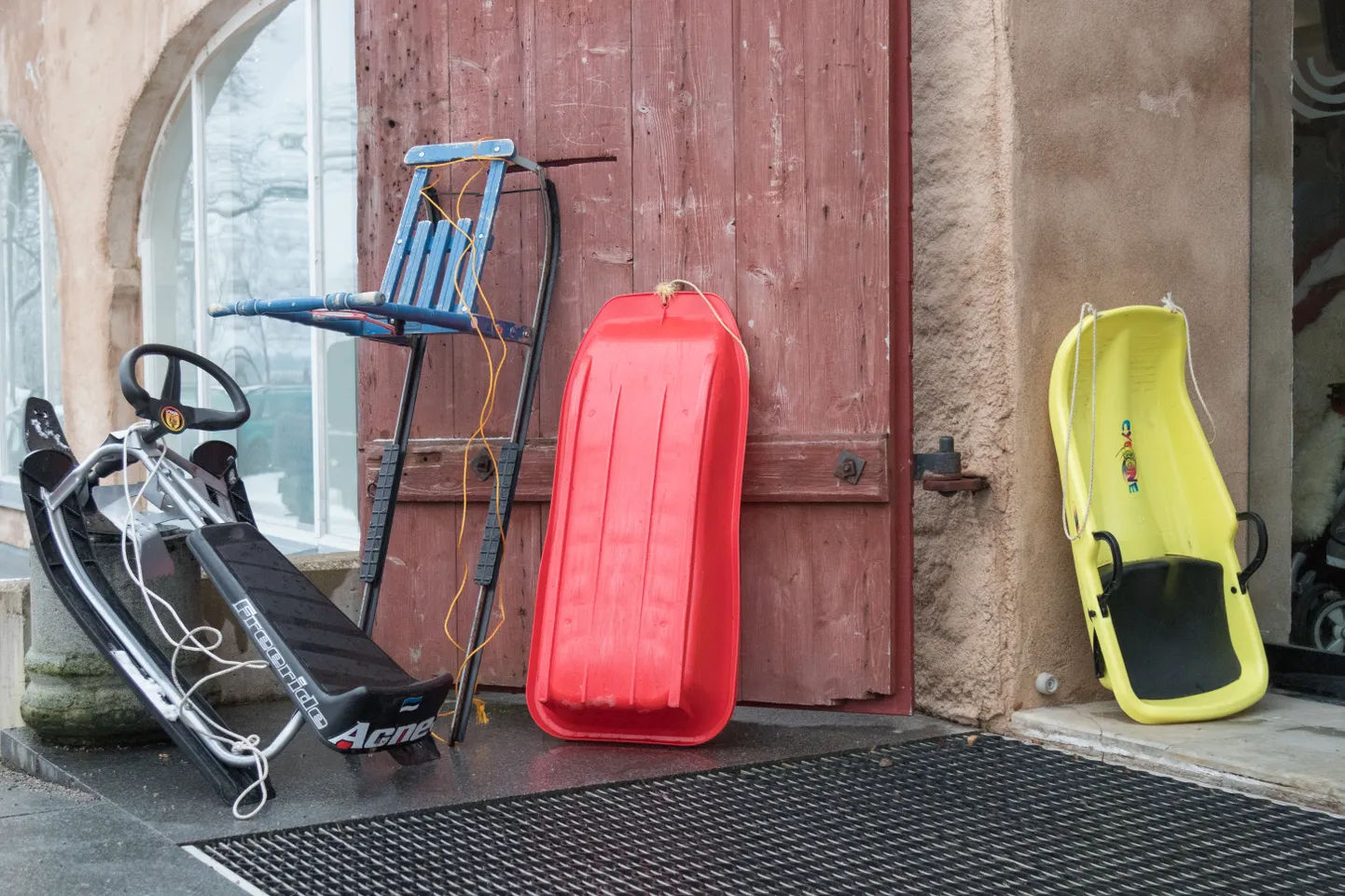 VILJANDI, EESTI, 17DEC17
Talvel Viljandi pärimusmuusika aidas toimunud Waldorfkooli heategevuslikule jõululaadale oli kohale kelgutatud nii vanade soome kelkude, klalassikaliste plastikkelkude kui ka uhkemate rooliga kelkudega.
MARKO SAARM/SAKALA