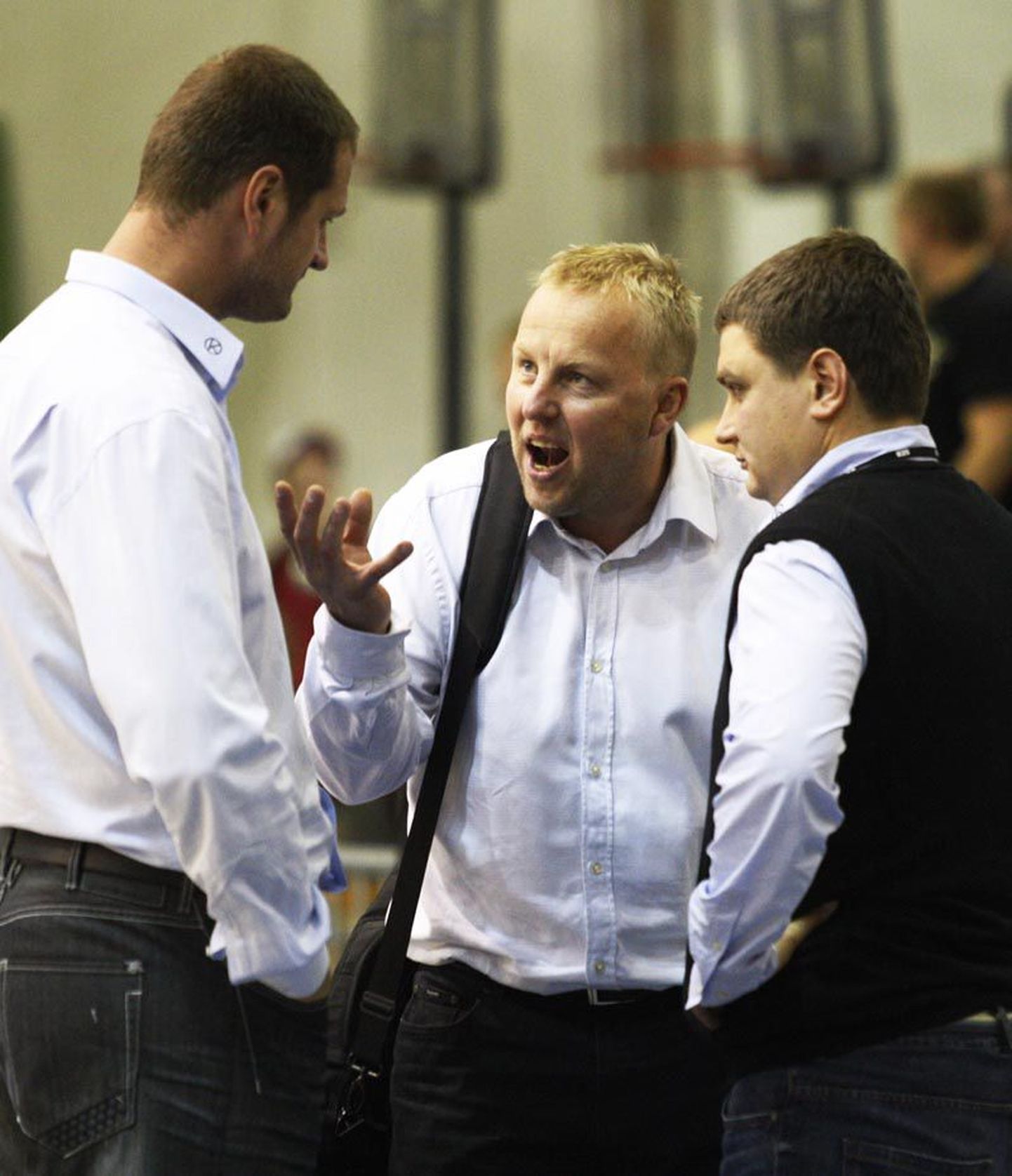 Kalev/Cramo korvpallimeeskonna treeneritel Aivar Kuusmaal (keskel), Martin Müürsepal (vasakul) ja Alar Varrakul on, mille üle tuliselt arutleda.