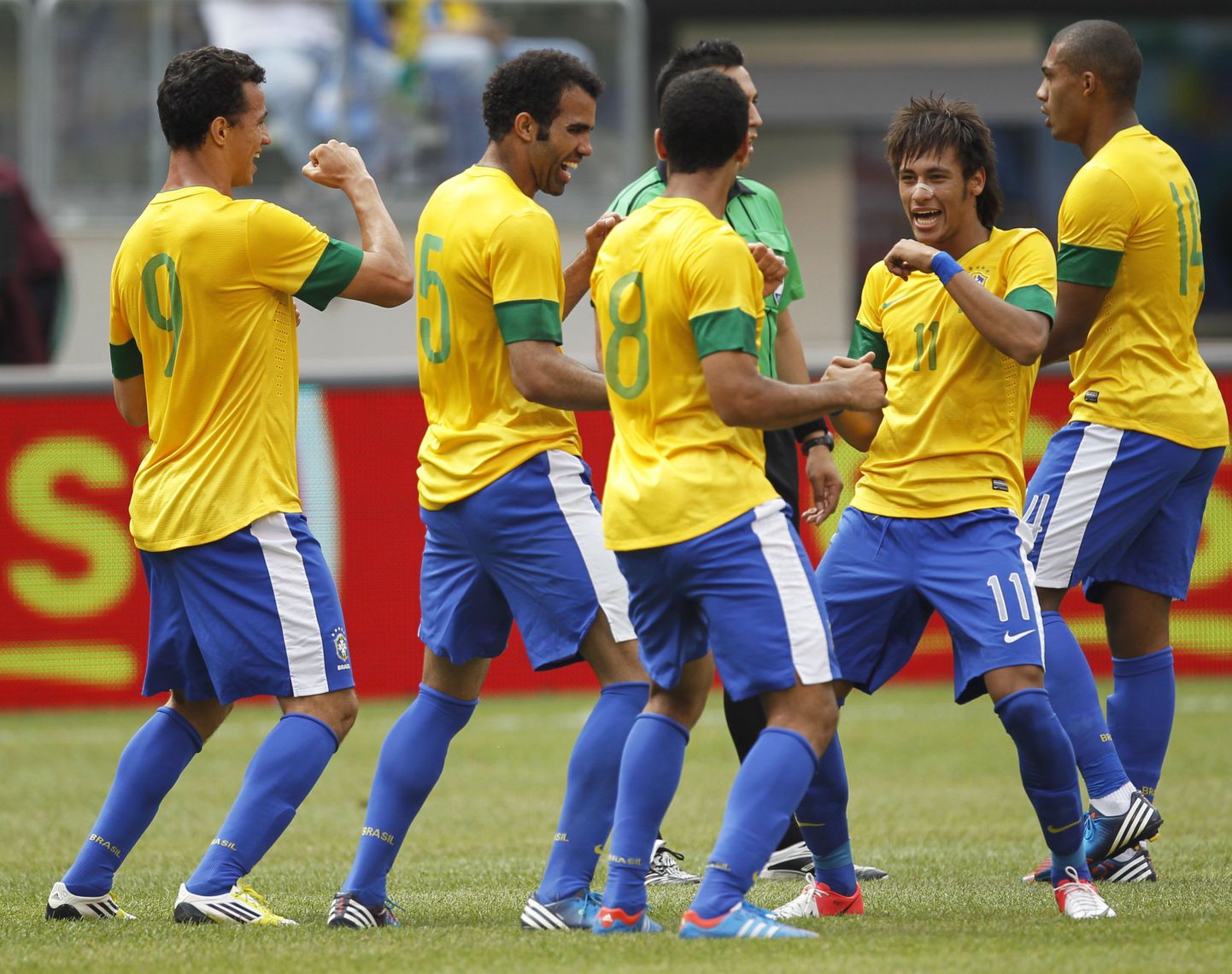 Neymar (nr 11) ja Sandro (nr 5) koos meeskonnakaaslastega.