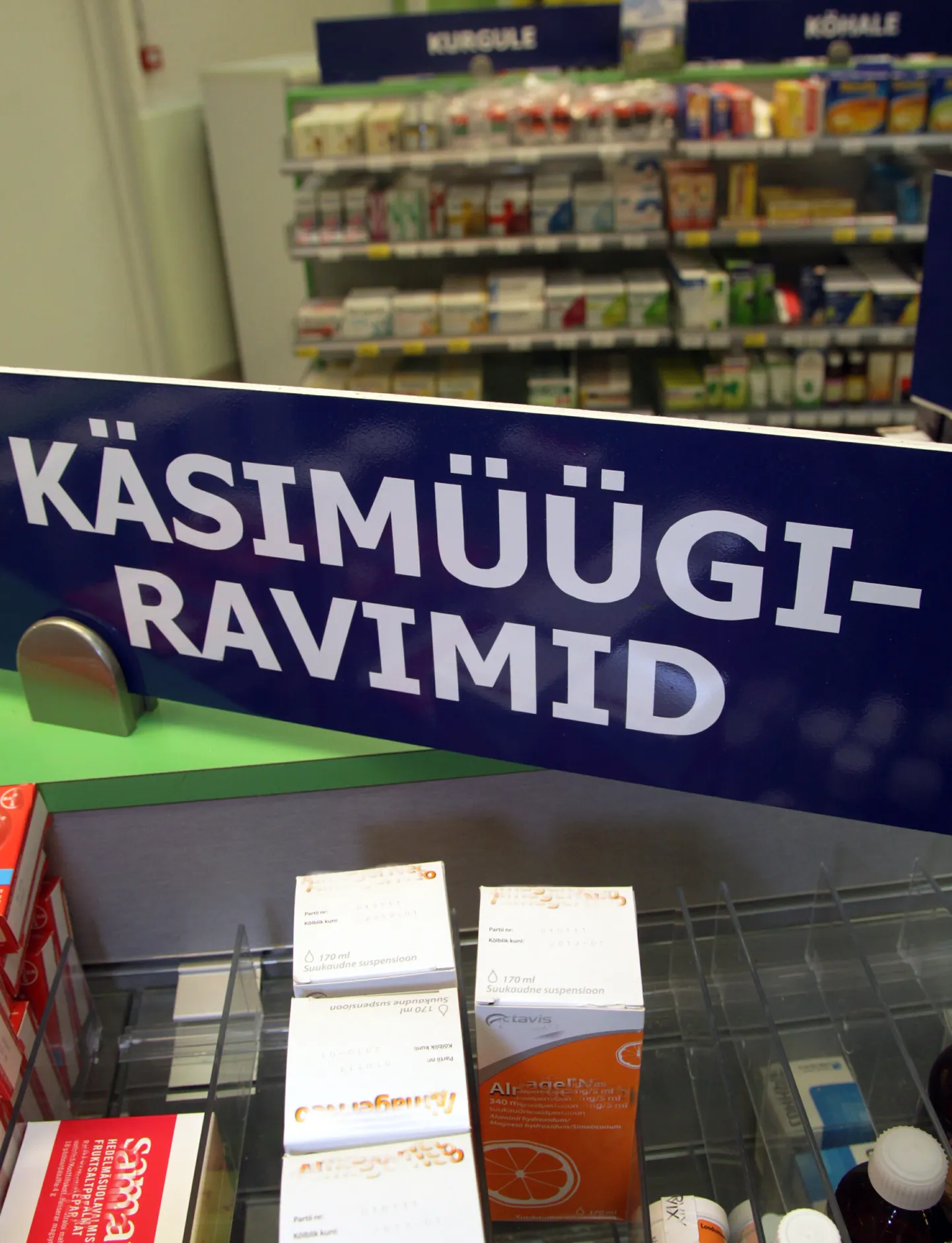PRN01: APTEEK ,KÄSIMÜÜGI RAVIMID MÜÜGIKS KAUBANDUSKESKUSE MÜÜGISAALIDESSE-XXX MAXIMA: PÄRNU, EESTI,04NOV11-
al/FOTO ANTS LIIGUS PÄRNU POSTIMEES