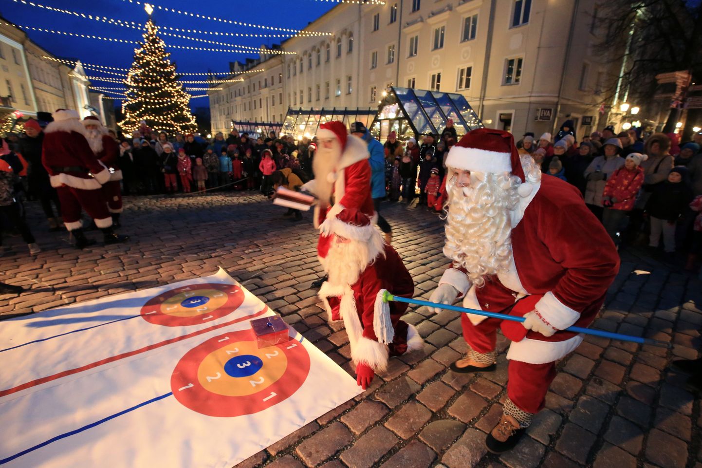 Jõuluvanade talimängud Tartu raeplatsil on juba mitu aastat kestnud traditsioon. Kõiki alasid on võimatu kirjeldada.