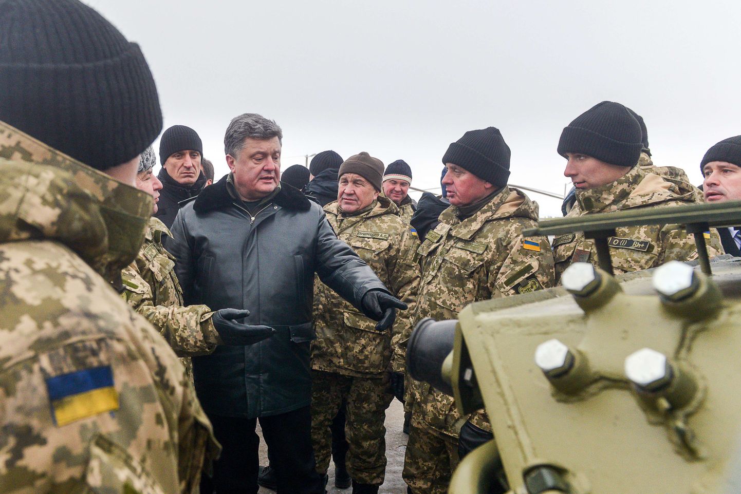 Ukraina president Petro Porošenko koos sõduritega.