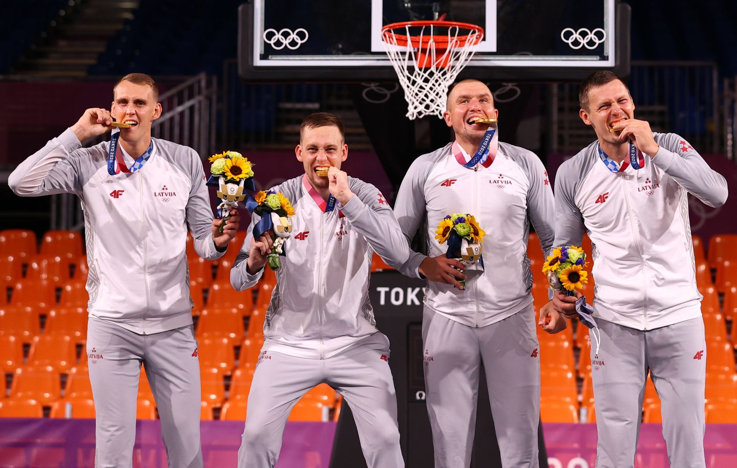 Latvijas 3x3 basketbolisti ar Tokijas olimpisko spēļu zelta medaļām- Nauris Miezis, Kārlis Pauls Lasmanis, Edgars Krūmiņš un Agnis Čavars