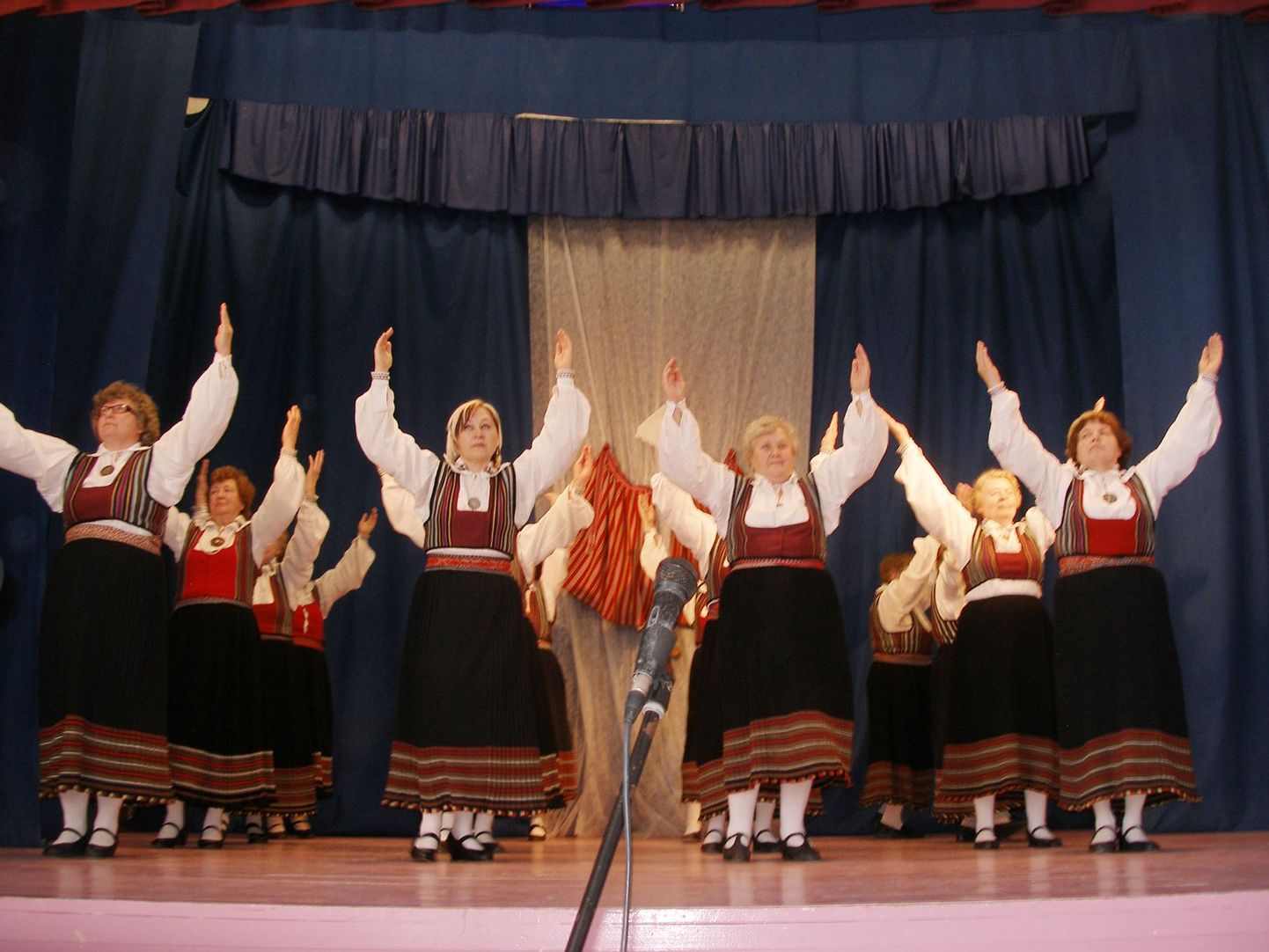 Tantsupäeval tõusis esimesena poodiumile kohalik tantsurühm Madli.