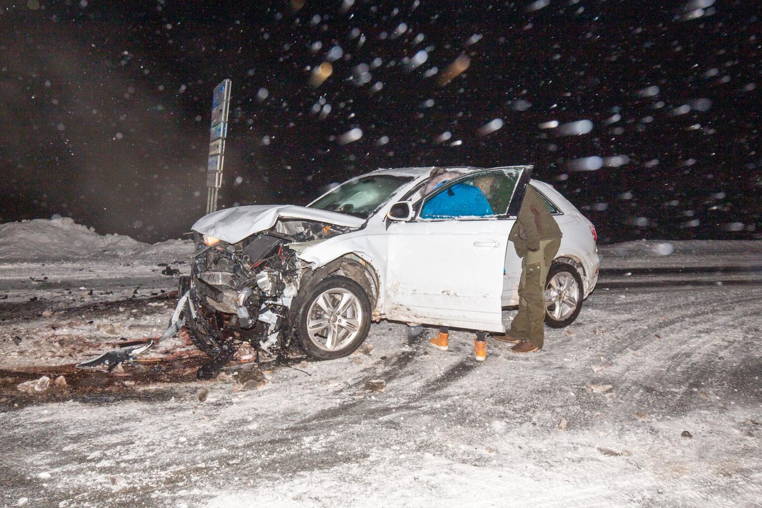 Viljandi – Karksi-Nuia maantee 52. kilomeetril ehk Viljandi külje all põrkasid kokku kaks lumist autot, Volkswagen ja Audi. Volkswagen paiskus avarii tagajärjel kraavi. 