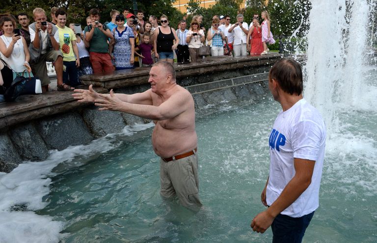 Владимир Жириновский охлаждается в фонтане недалеко от Кремля. 30 июля 2014 года