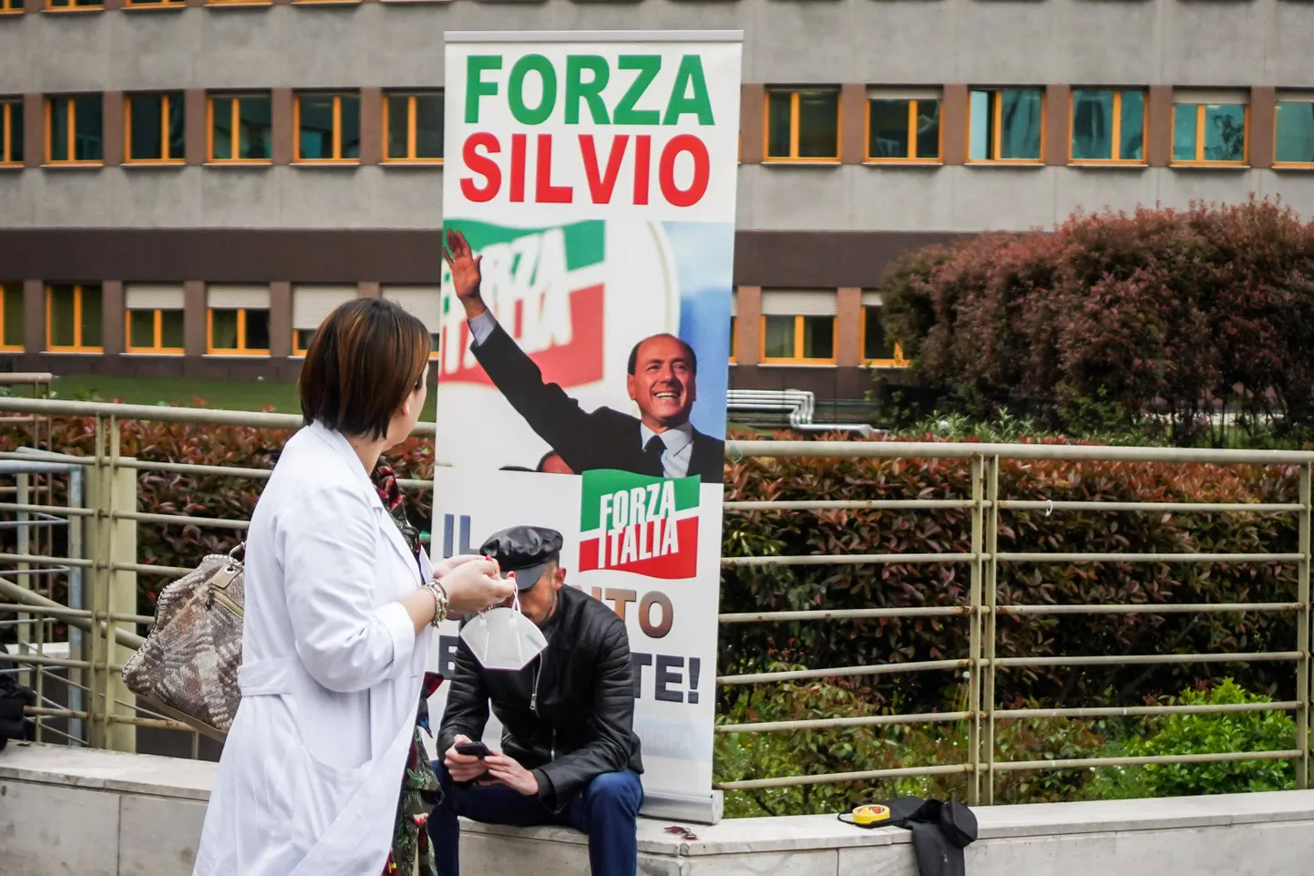 Silvio Berlusconit toetav plakat haigla ees.