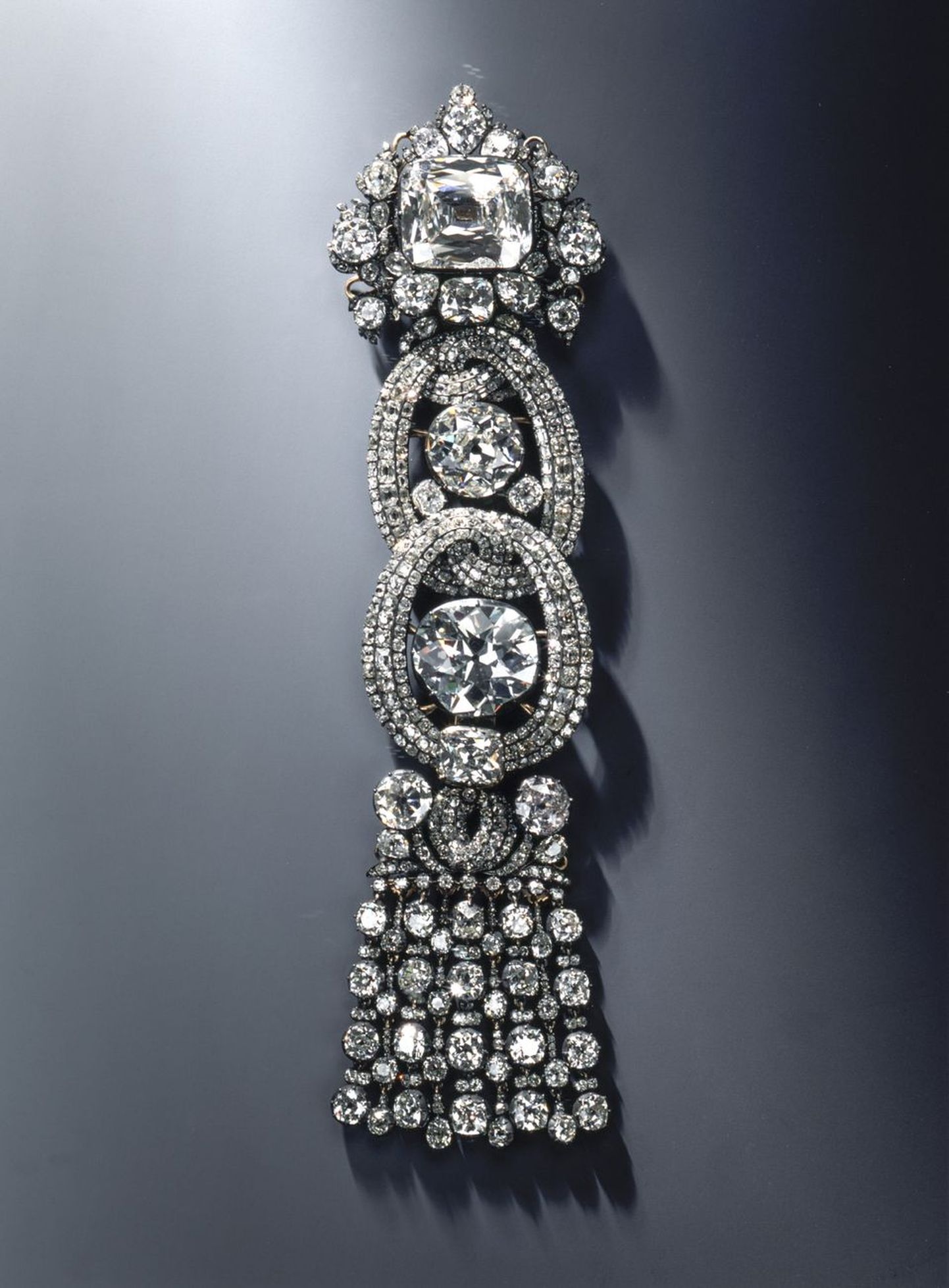 Dresdeni lossimuuseumist varastatud ehe, mille ülaosas on üle 10 miljoni euro maksev valge teemant