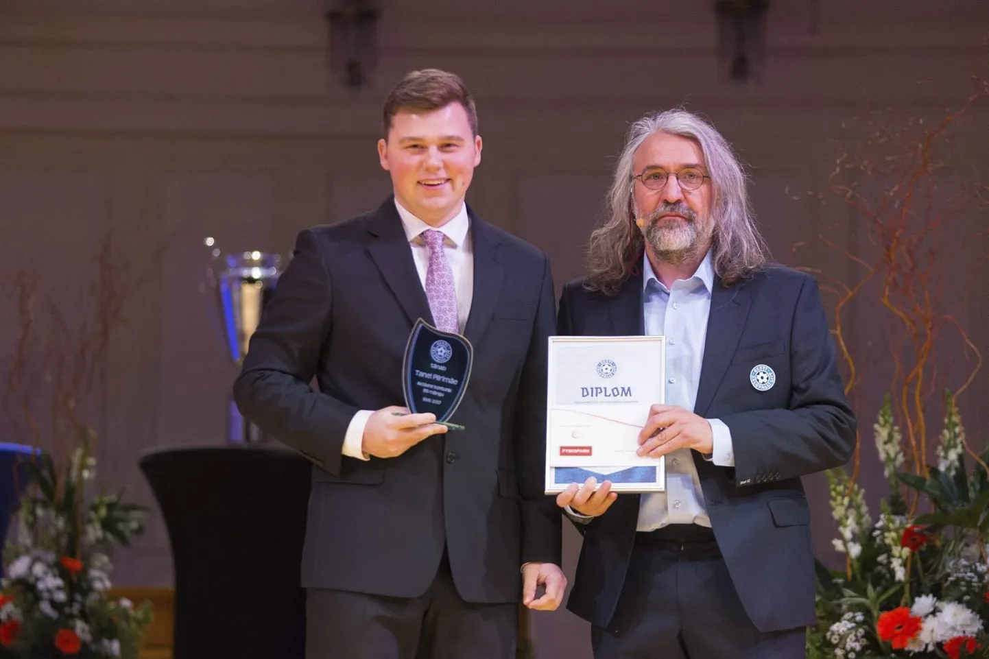 19-aastase Tanel Piirimäe (vasakul) arvele kogunes aastaga 68 saali-, ranna- ja murujalgpallimängu. Diplomi ulatas jalgpalliliidu president Aivar Pohlak.