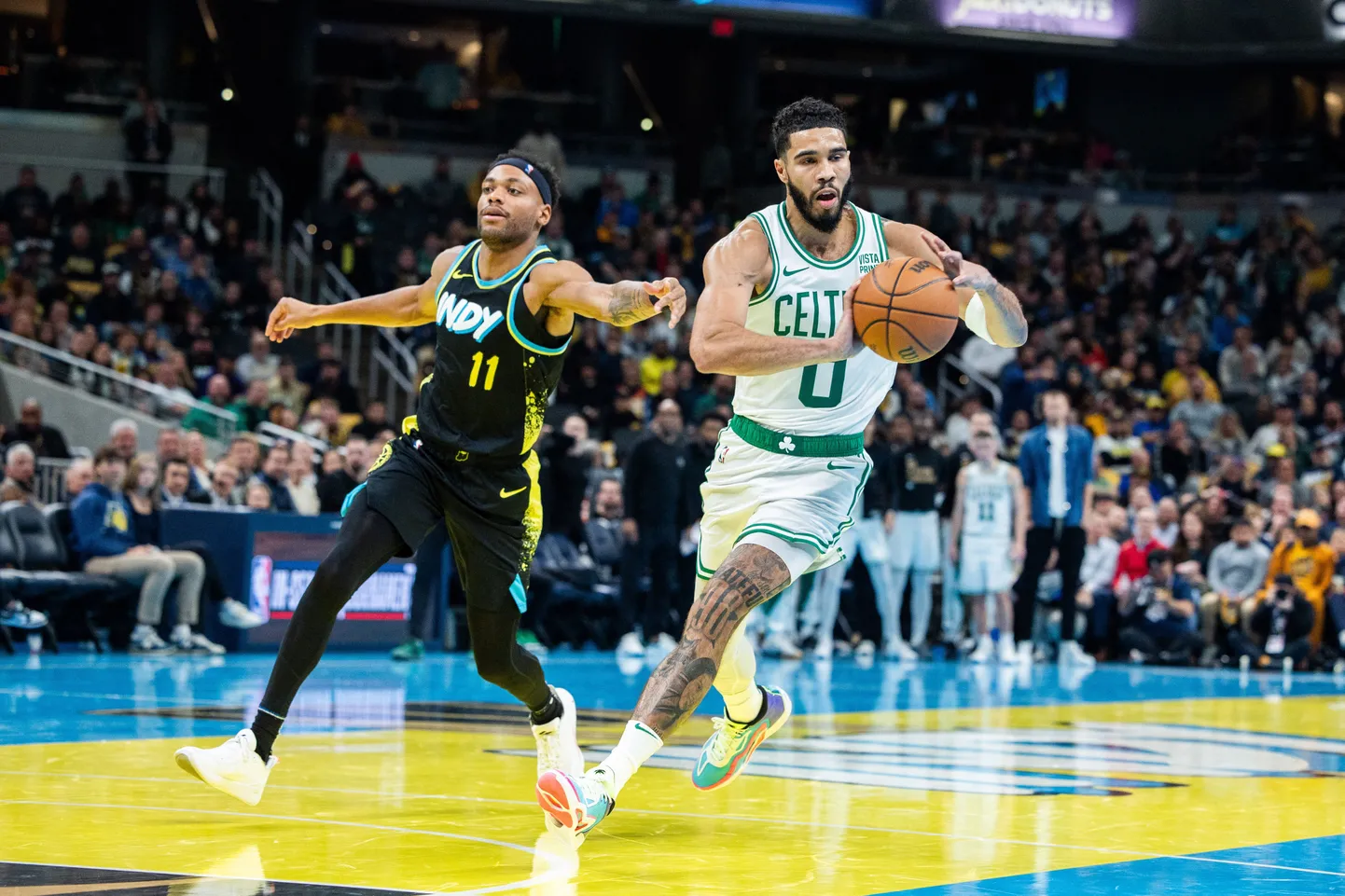 NBA zvaigzne Džeisons Teitams (ar bumbu)