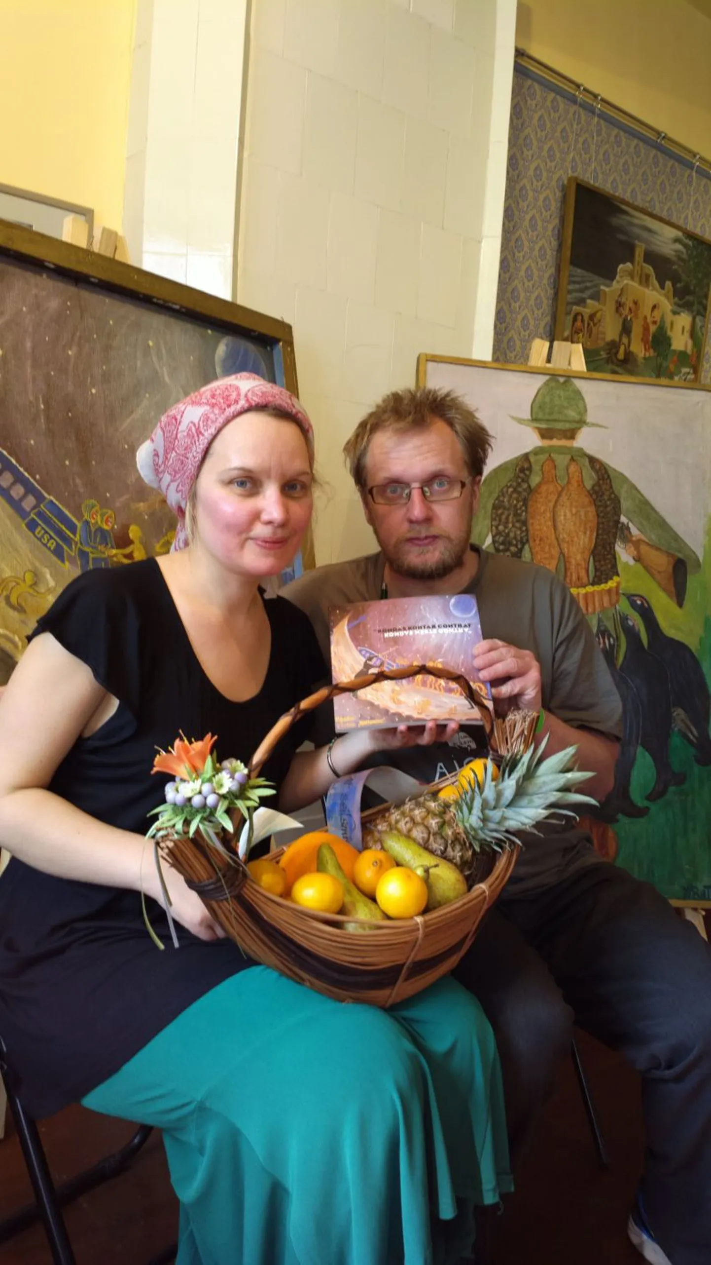 Luuletaja Contra ja kunstiteadlene Mari Vallikivi püüdsid pühapäeval peetud sünnipäevapeol samastuda Paul Kondase maalitud tegelastega