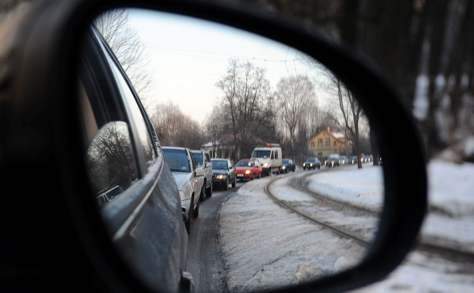 Automašīnu rinda atpakaļskata spogulī. Ilustratīvs attēls