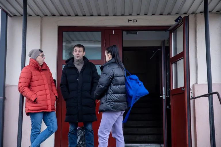 Соседи обсуждают случившееся. По их словам, погибшие были супругами. Недавно женщине ампутировали ногу и муж вывозил ее иногда на улицу. В основном она была лежала дома.