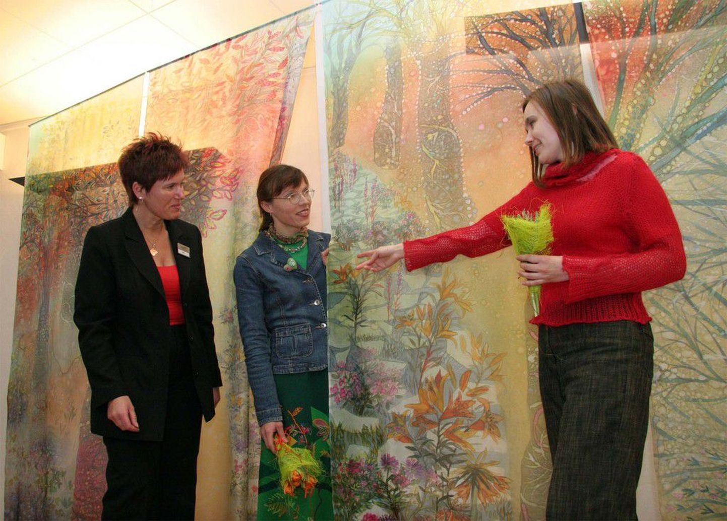 Kultuuritöötaja Kaja Sisask (vasakul) ning kunstnikud Tiina Puhkan ja Piret Valk näituse «Villased võsad, siidised salud» avamisel kultuurikeskuse teatrisaali fuajees.