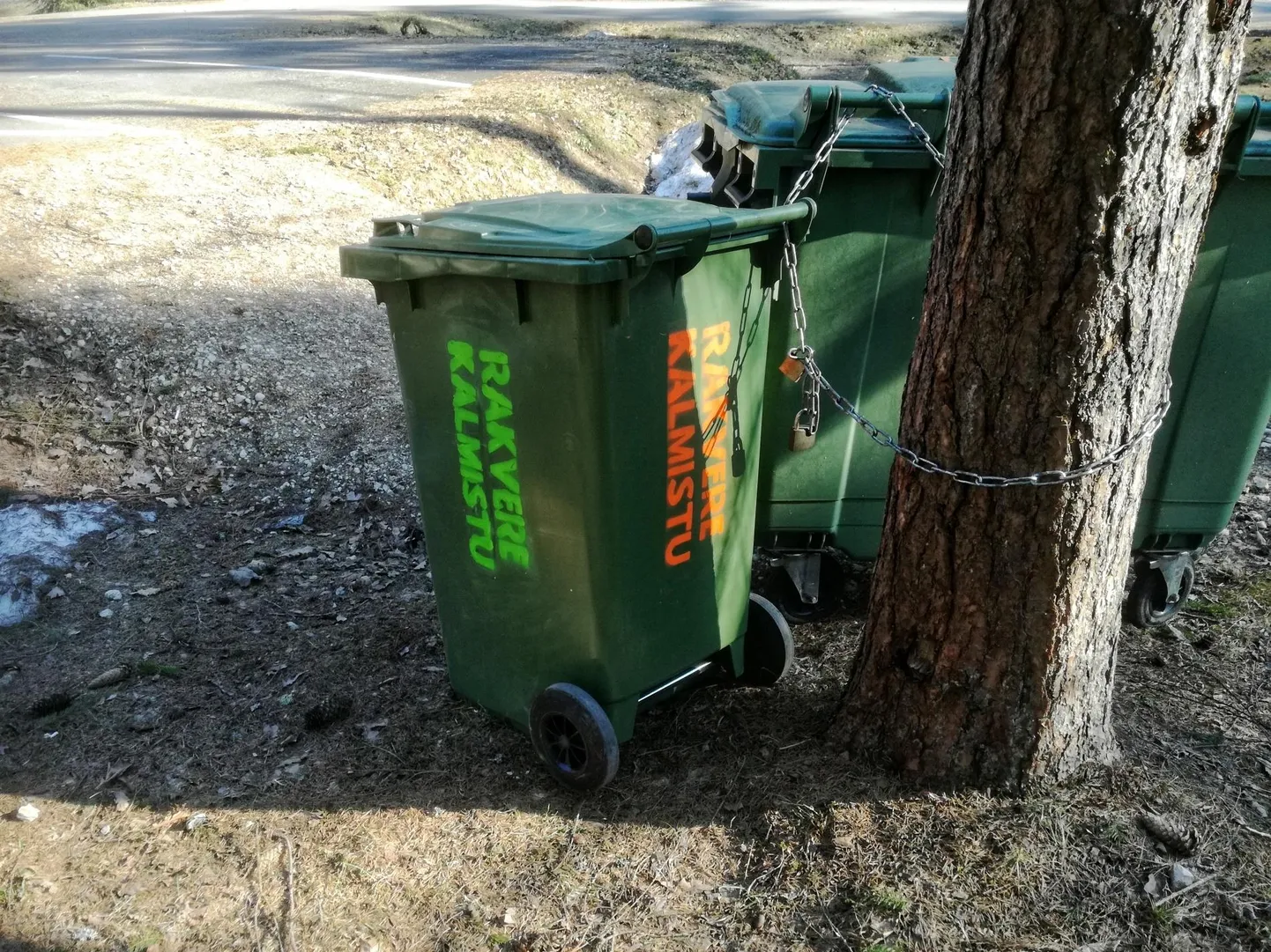Pauluse kalmistult varastatud roheline prügikonteiner on erimärgistusega.