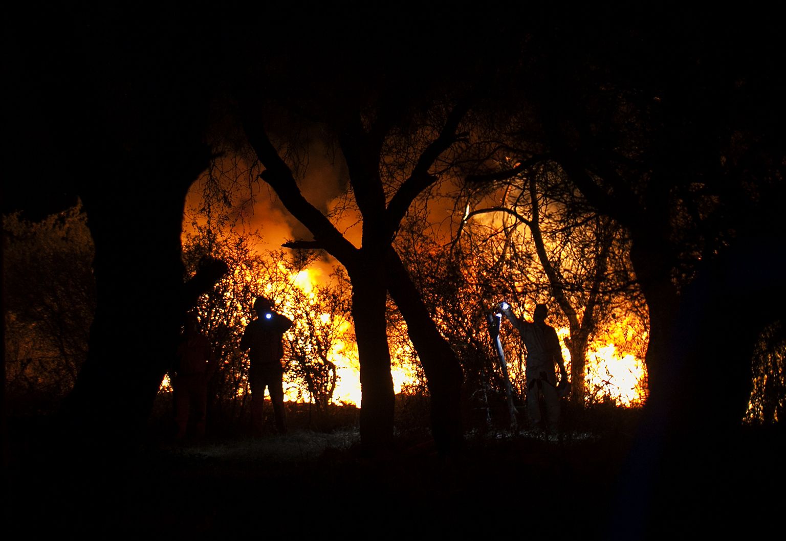 Mehhiko tuletõrjujad kustutamas Pemexi torujuhtmepõlengut, mis sai alguse kütusevargusest.