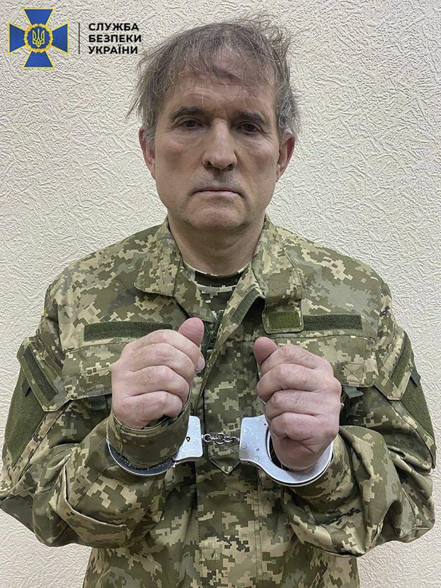 Ukraina presidendikantselei jagatud foto käeraudades Viktor Medvedtšukist. 