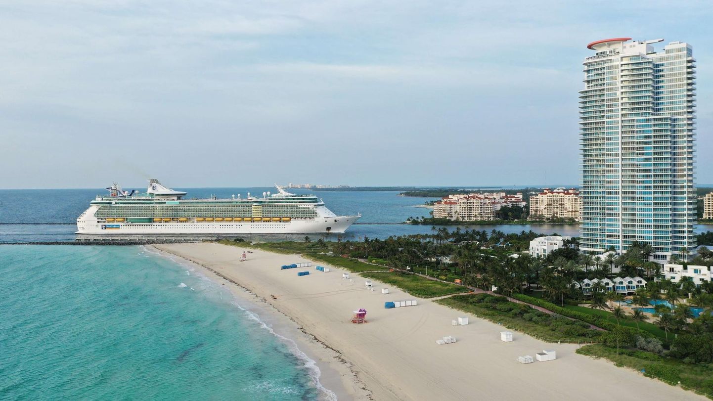 Royal Caribbeani ristluslaev Liberty of the Seas teel Miami sadamasse. Royal Carribean võttis 3,3 miljardit laenu, et seilamisvaba koroonaperiood üle elada. FOTO: Cliff Hawkins/afp/scanpix