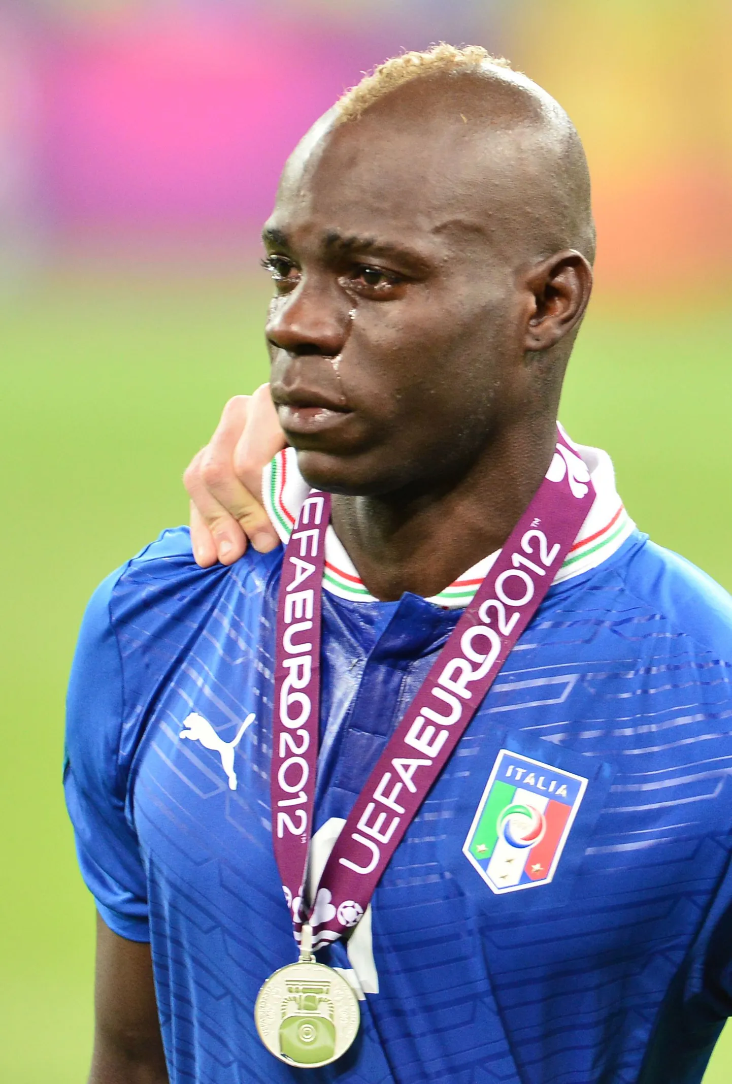 Balotelli pisarates