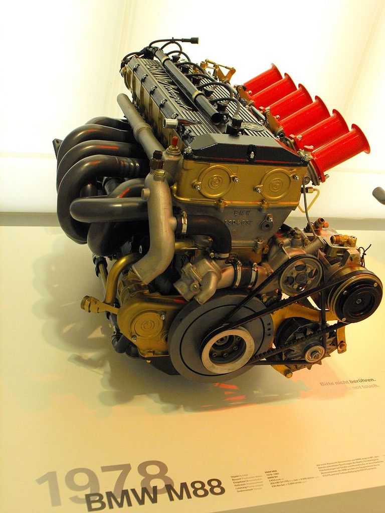 BMW M1 sešu cilindru dzinējs M88
