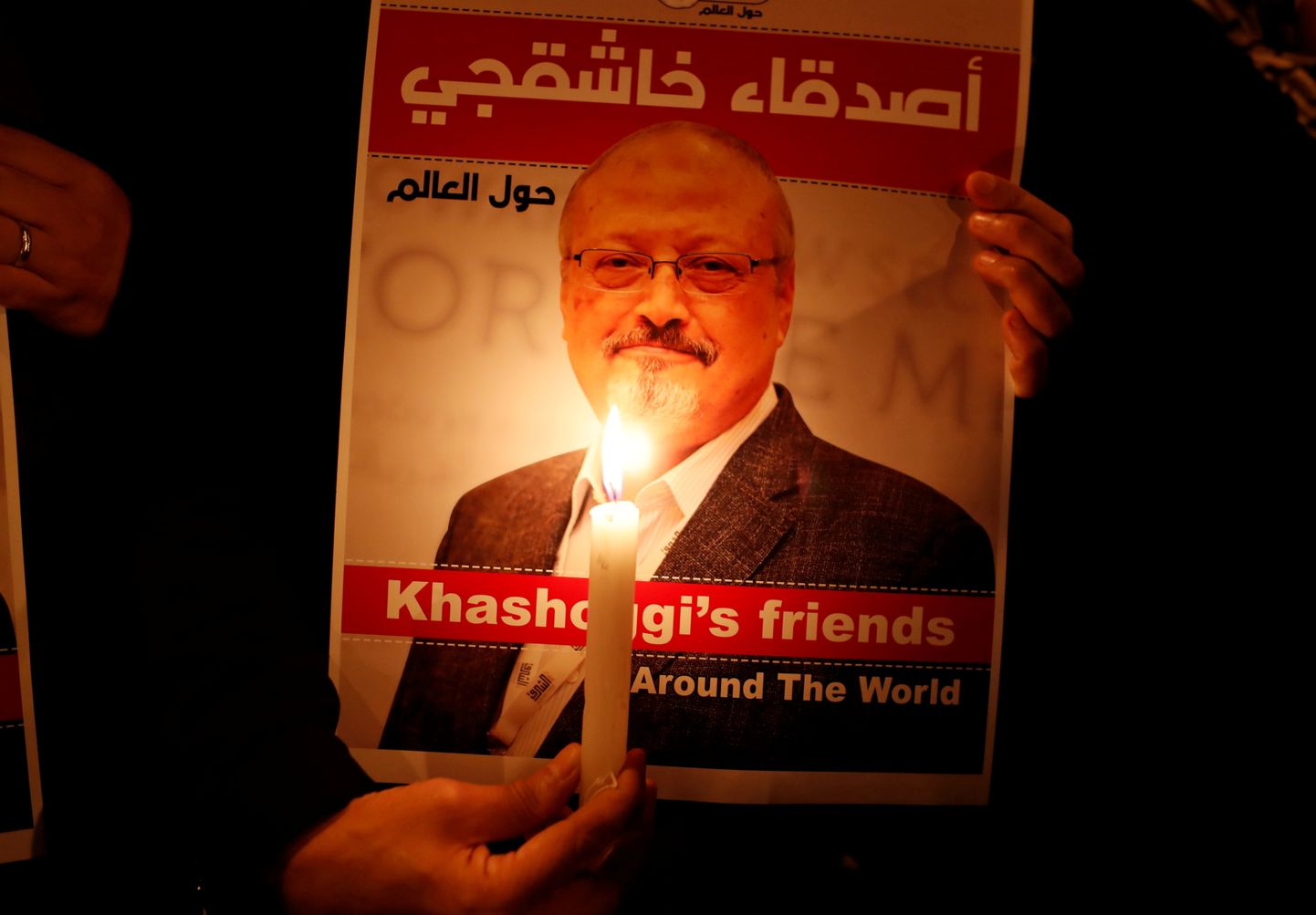 Meeleavaldaja Jamal Khashoggi pildiga plakatiga Saudi Araabia saatkonna ees Istanbulis.