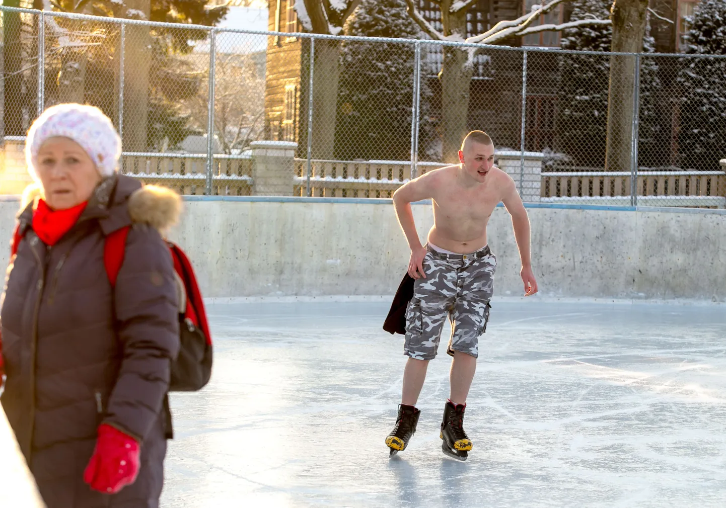 Tõelist eesti meest Kuldar Leppa ei murra pakane isegi siis, kui käia väljas šortsides ja käisteta spordisärgis. Aastatepikkune karastamine on teinud 19aastasest noormehest külmaarmastaja.
