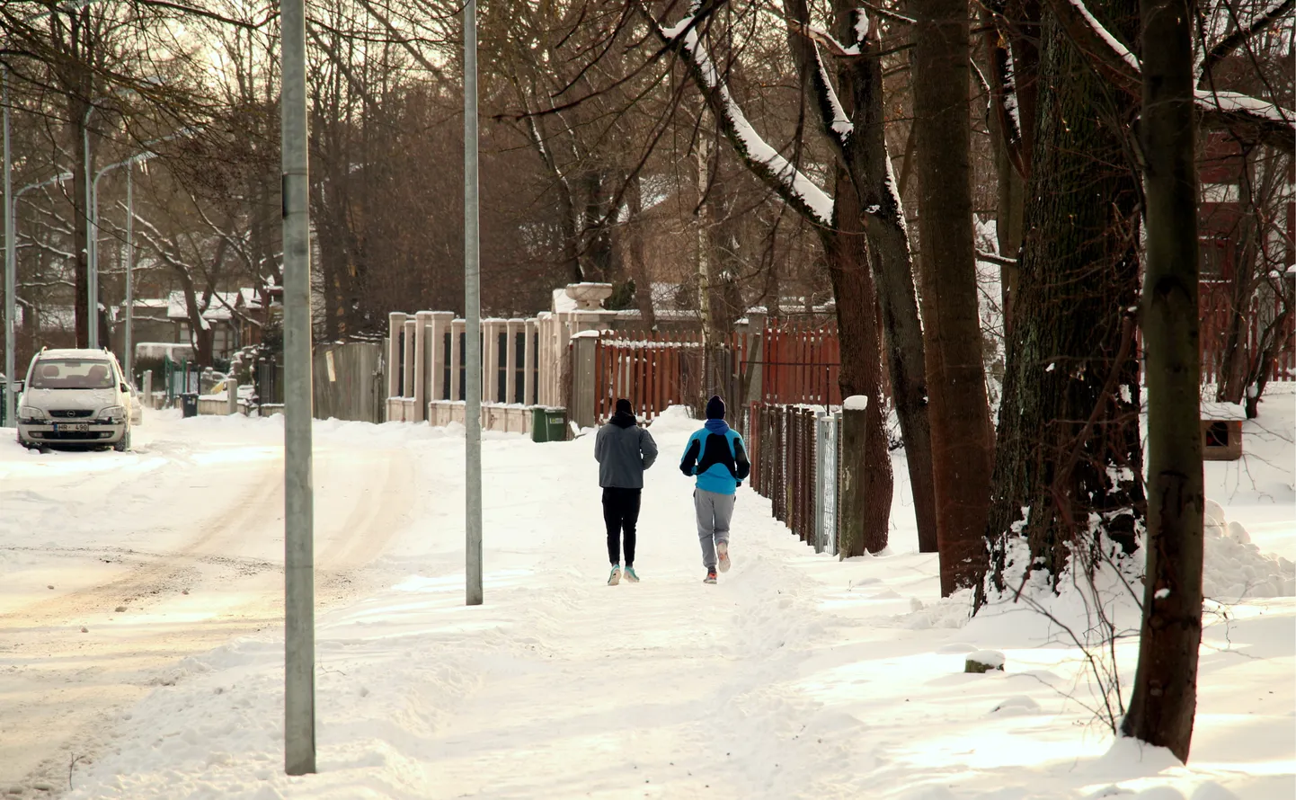 Skrējēji ziemas dienā.