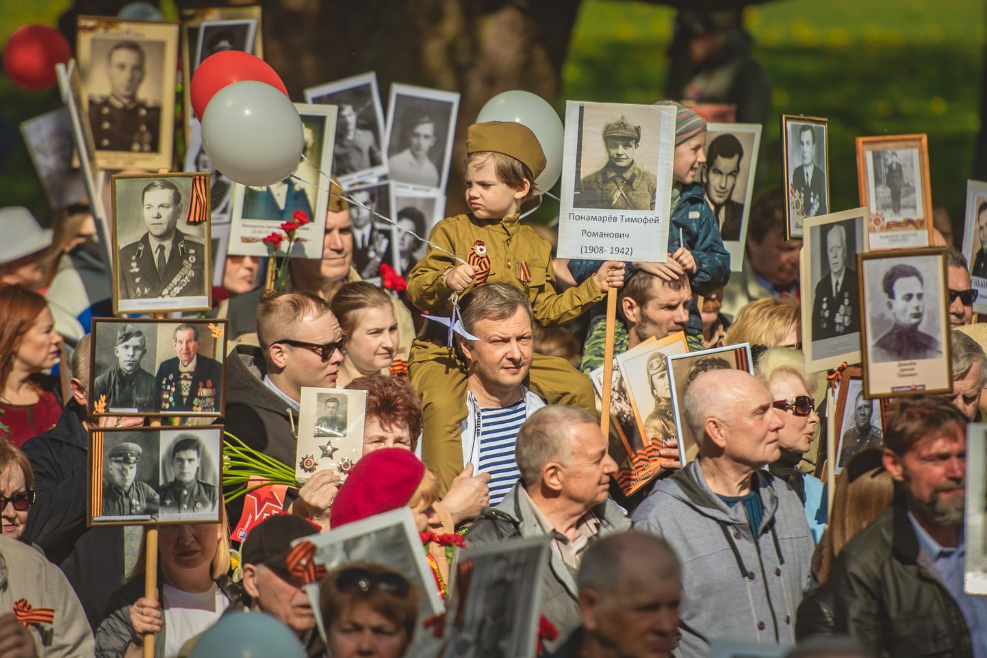 Foto: Nemirstīgo pulka gājiens Rīgā